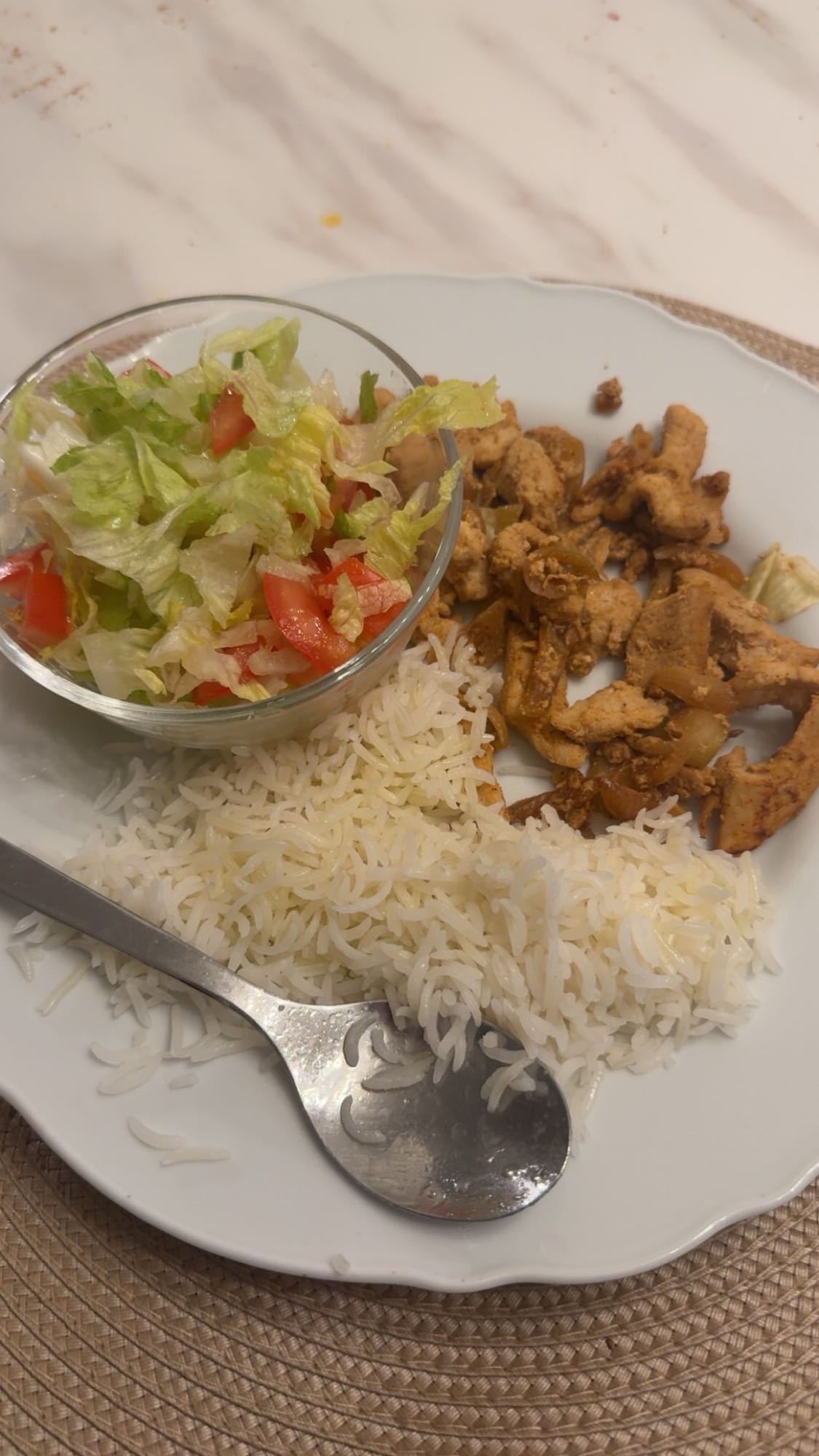 دجاج مع أرز وسلطة