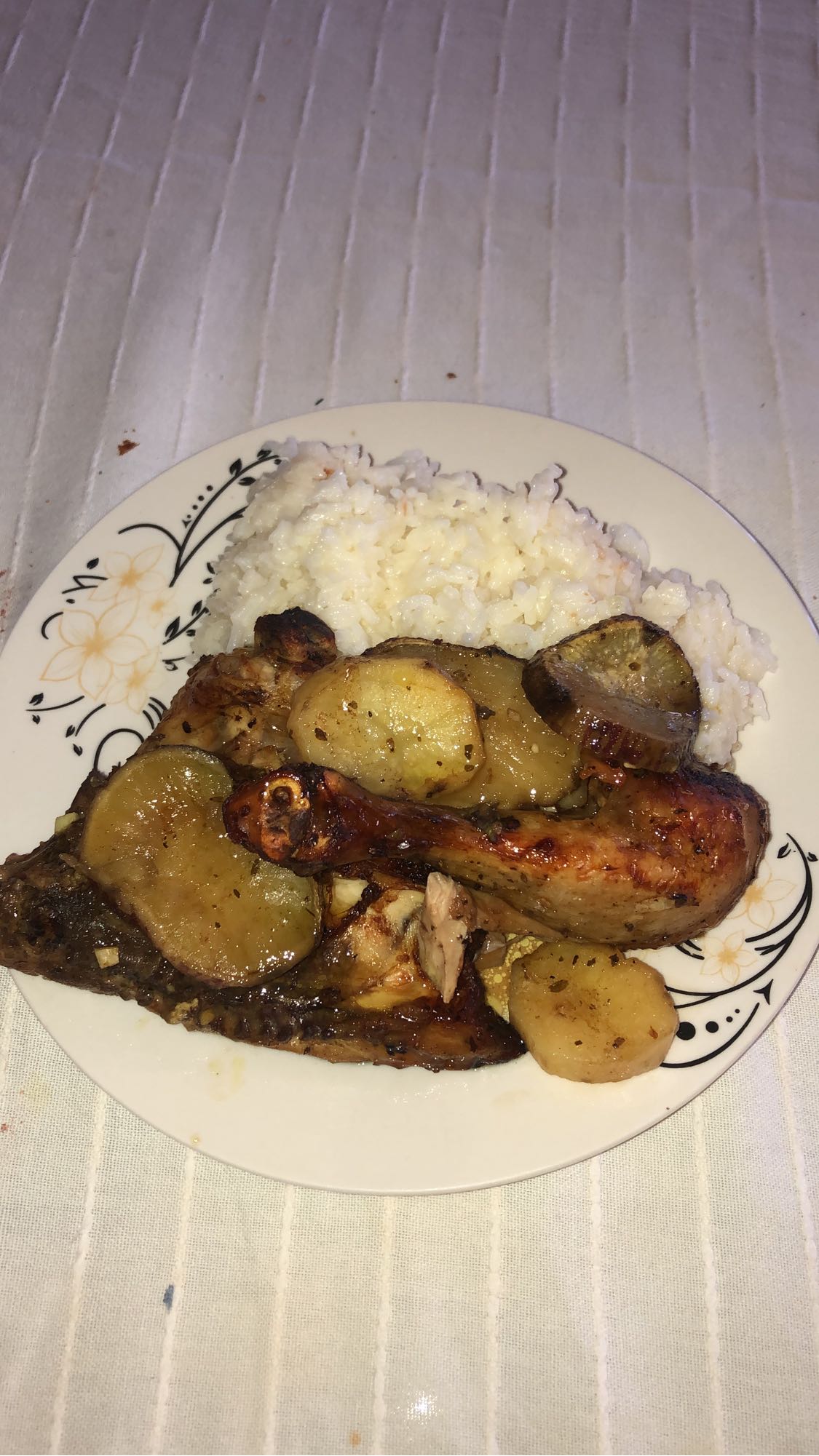 Pollo asado con papas y arroz