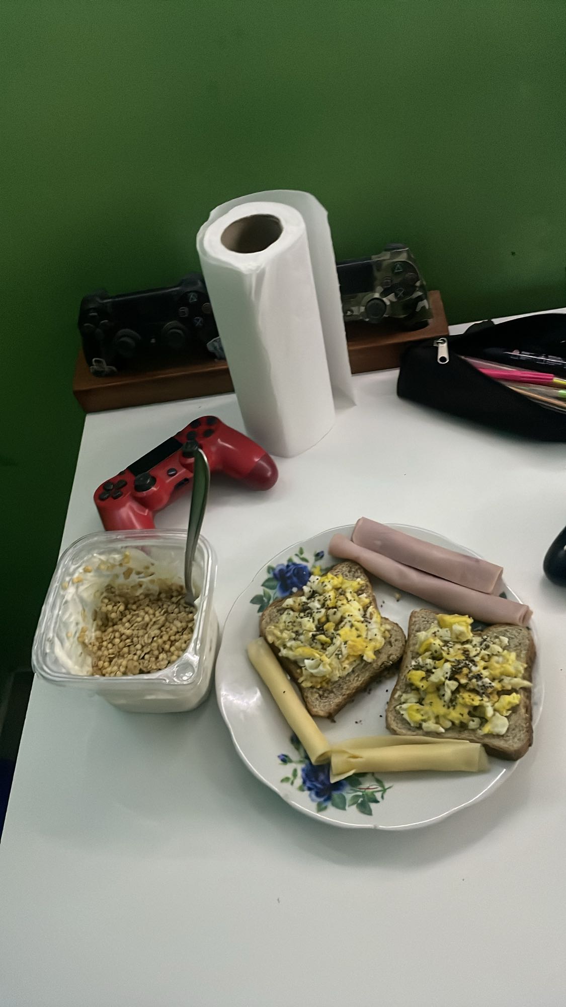 Desayuno mixto con pan y yogur