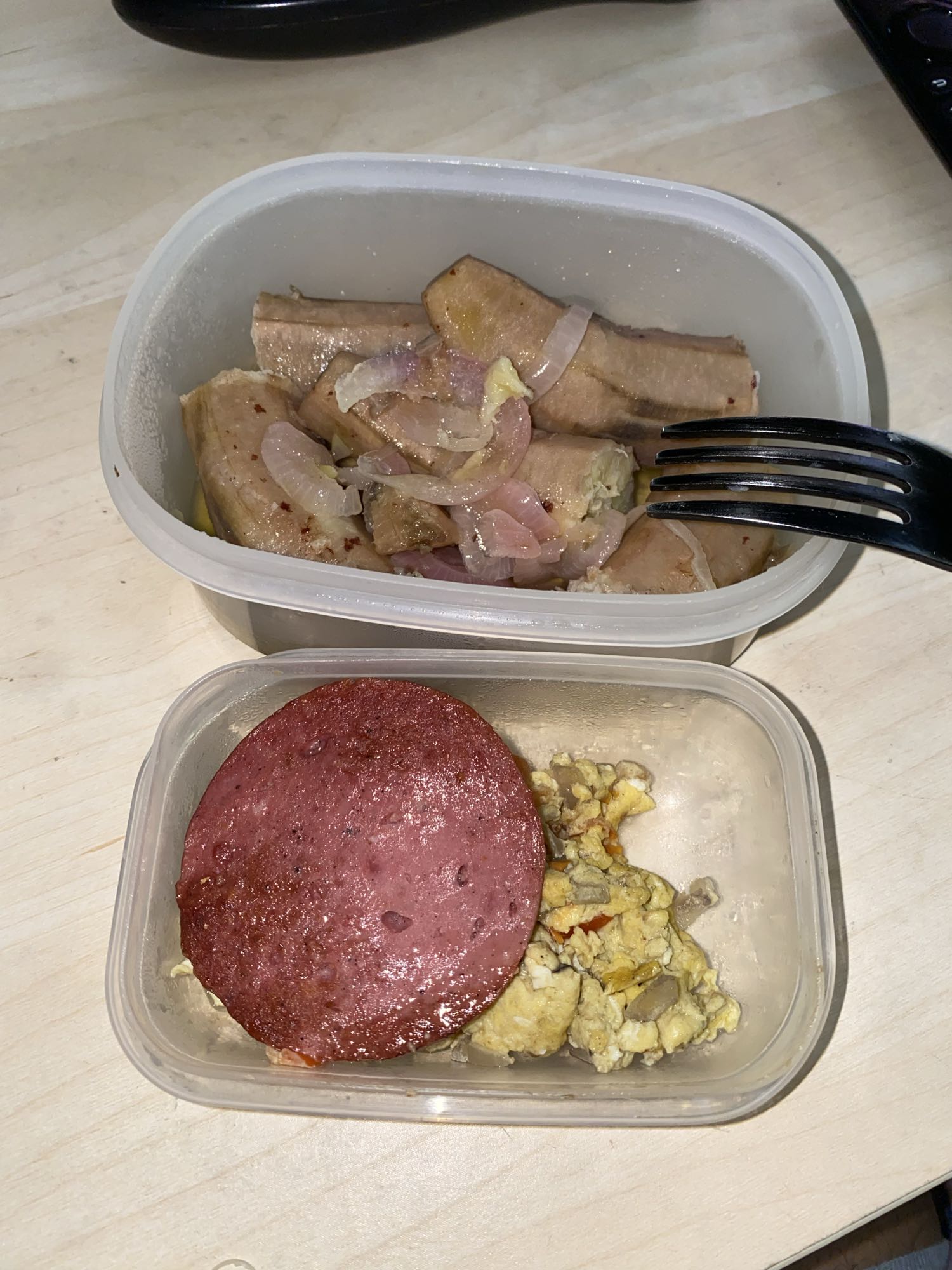 Plátano con huevo y salami