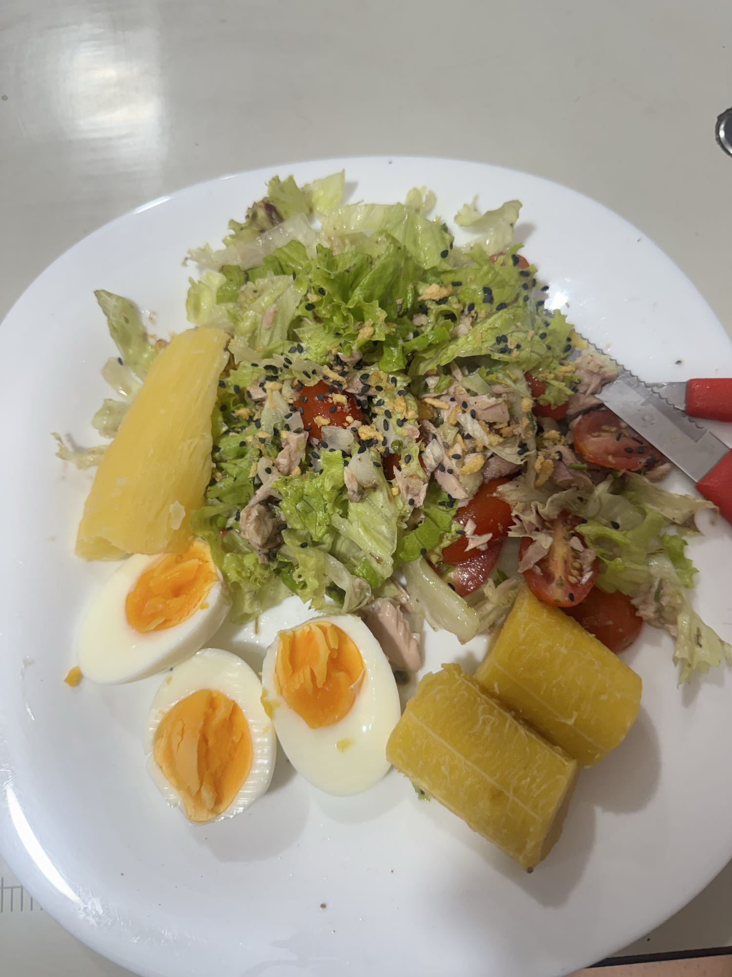 Salada com ovos e mandioca