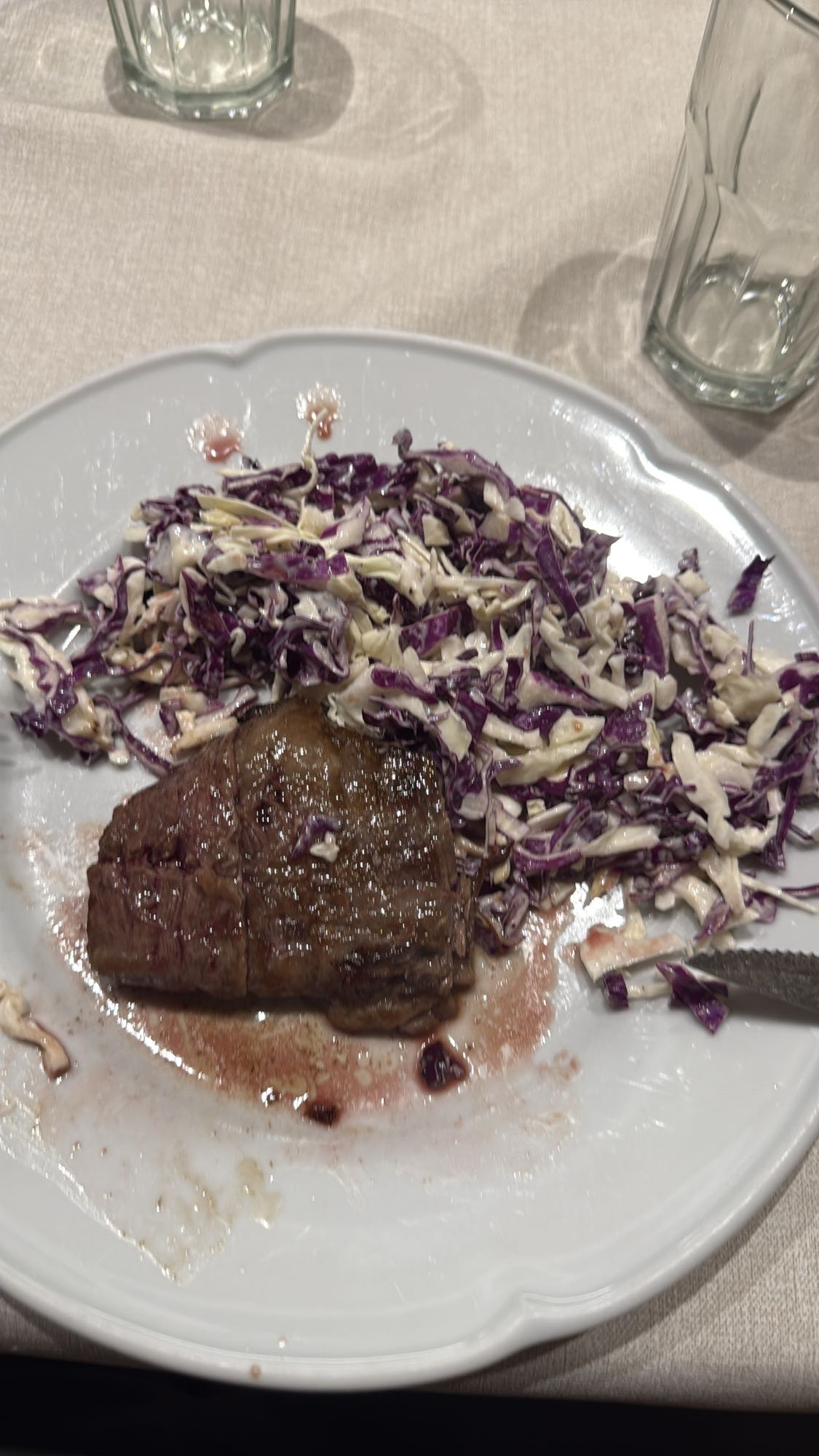 Bistec con ensalada de col