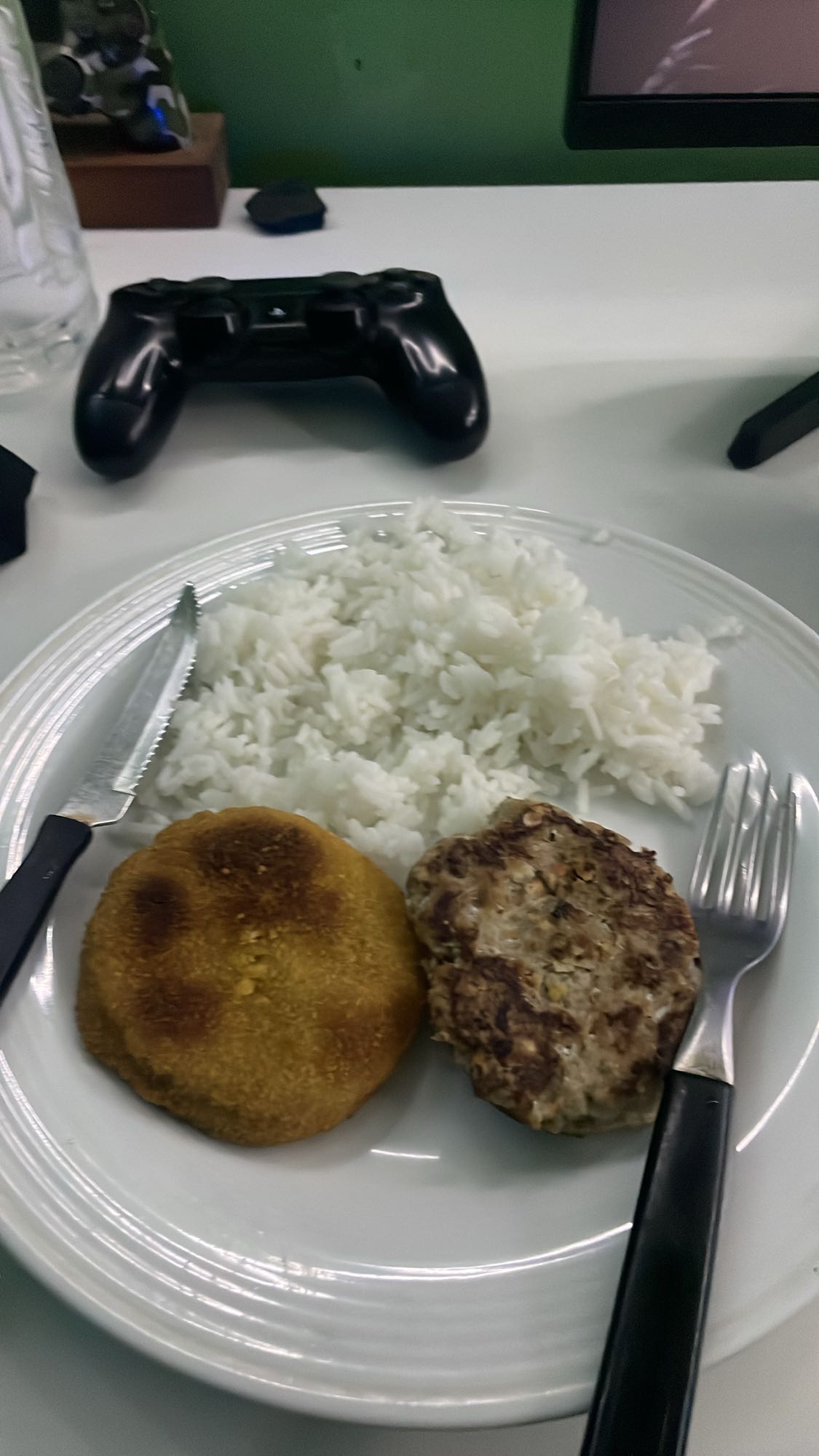 arroz con hamburguesa y croqueta