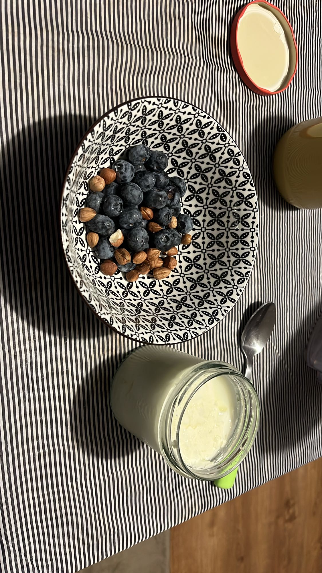 Кисело мляко с боровинки и лешници