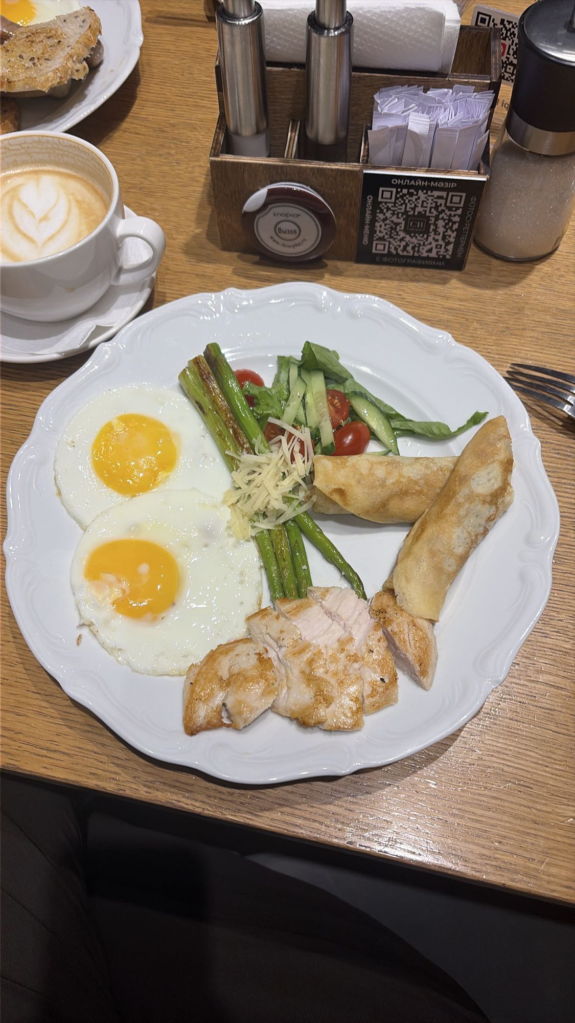 Завтрак с яйцами и курицей