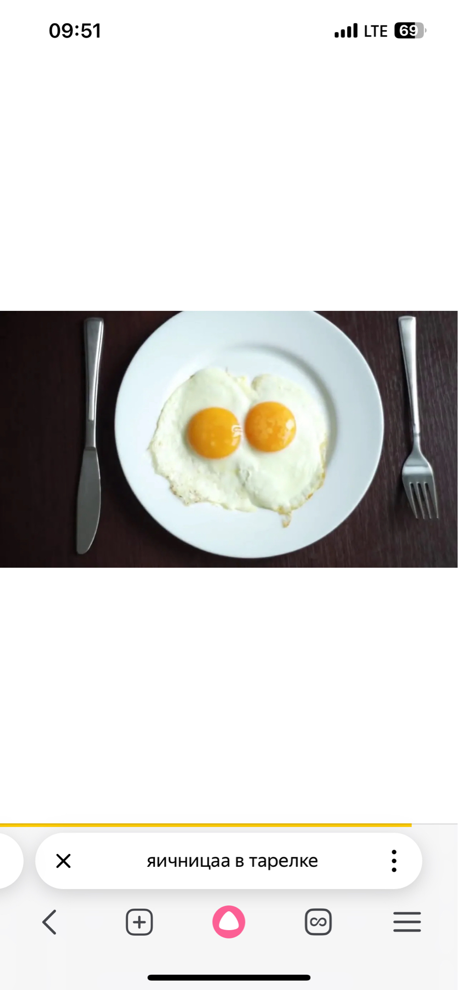 яичница на тарелке