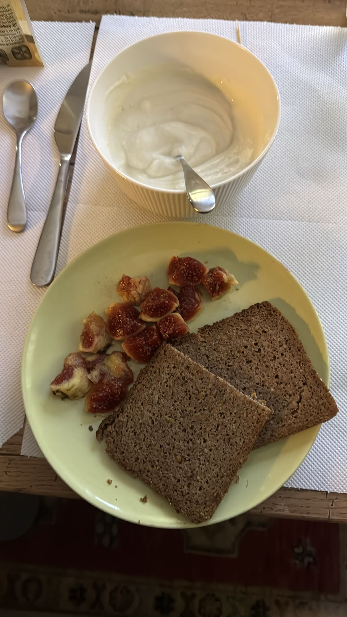 Ψωμί, σύκα και γιαούρτι