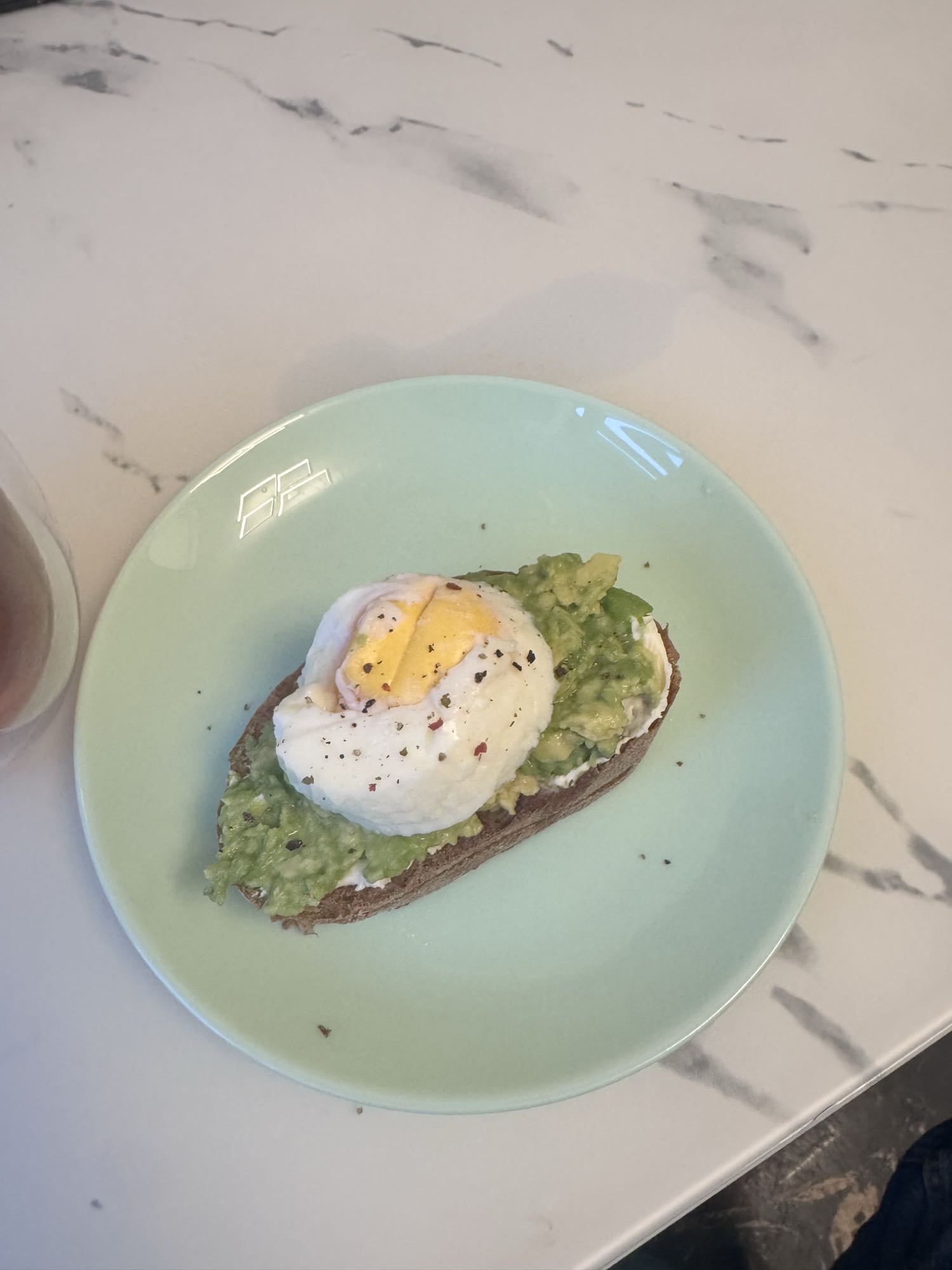 тост с авокадо и яйцом