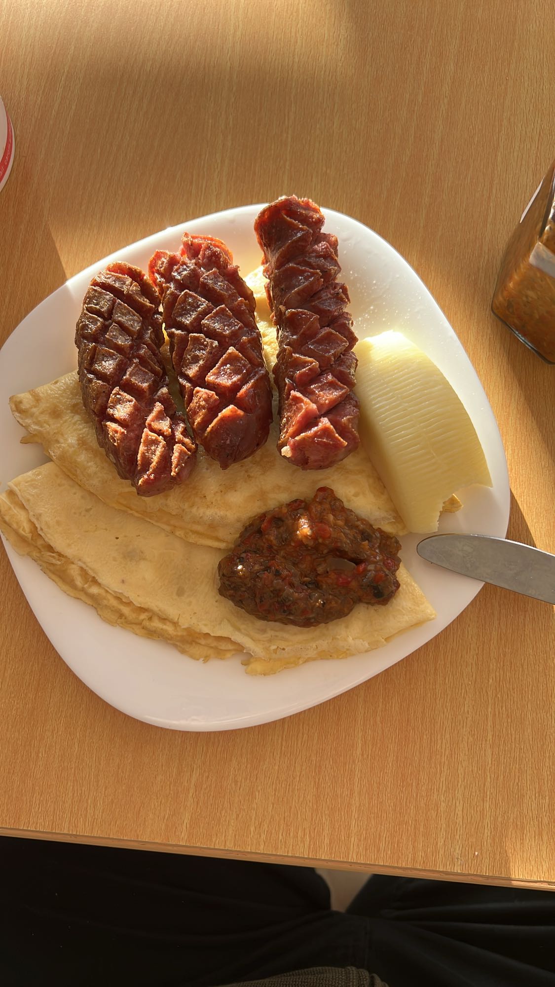 Cârnați cu clătite și brânză