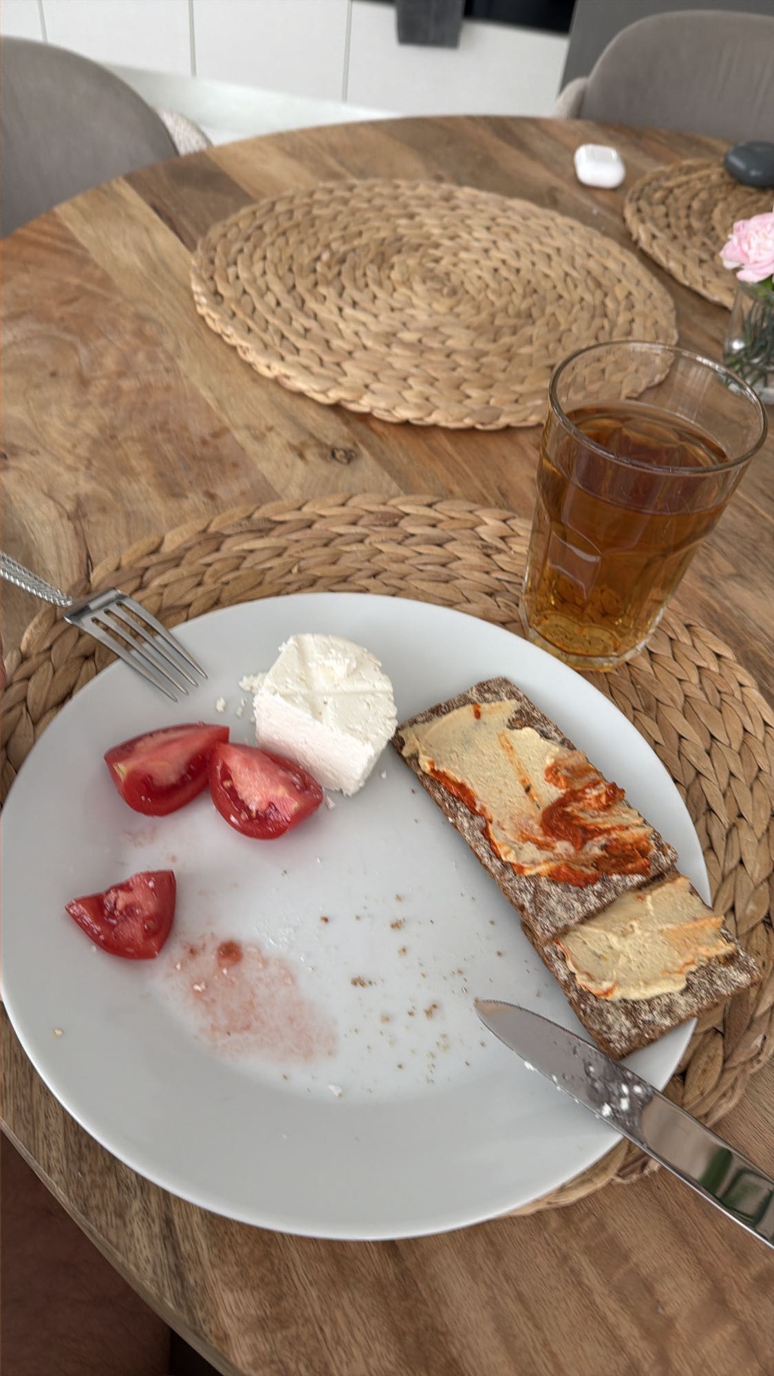 Chrupkie z hummusem i serem