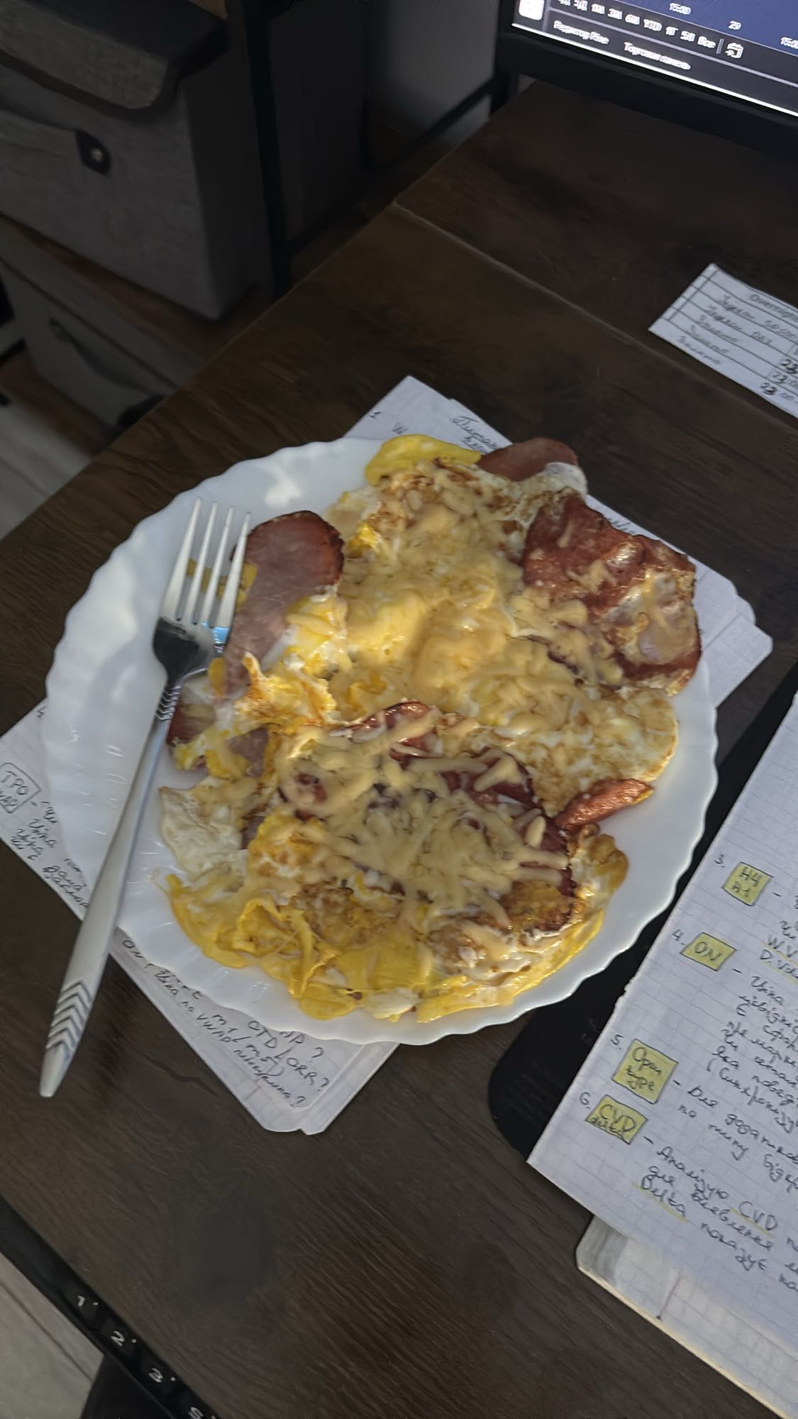 Jajka z szynką i serem