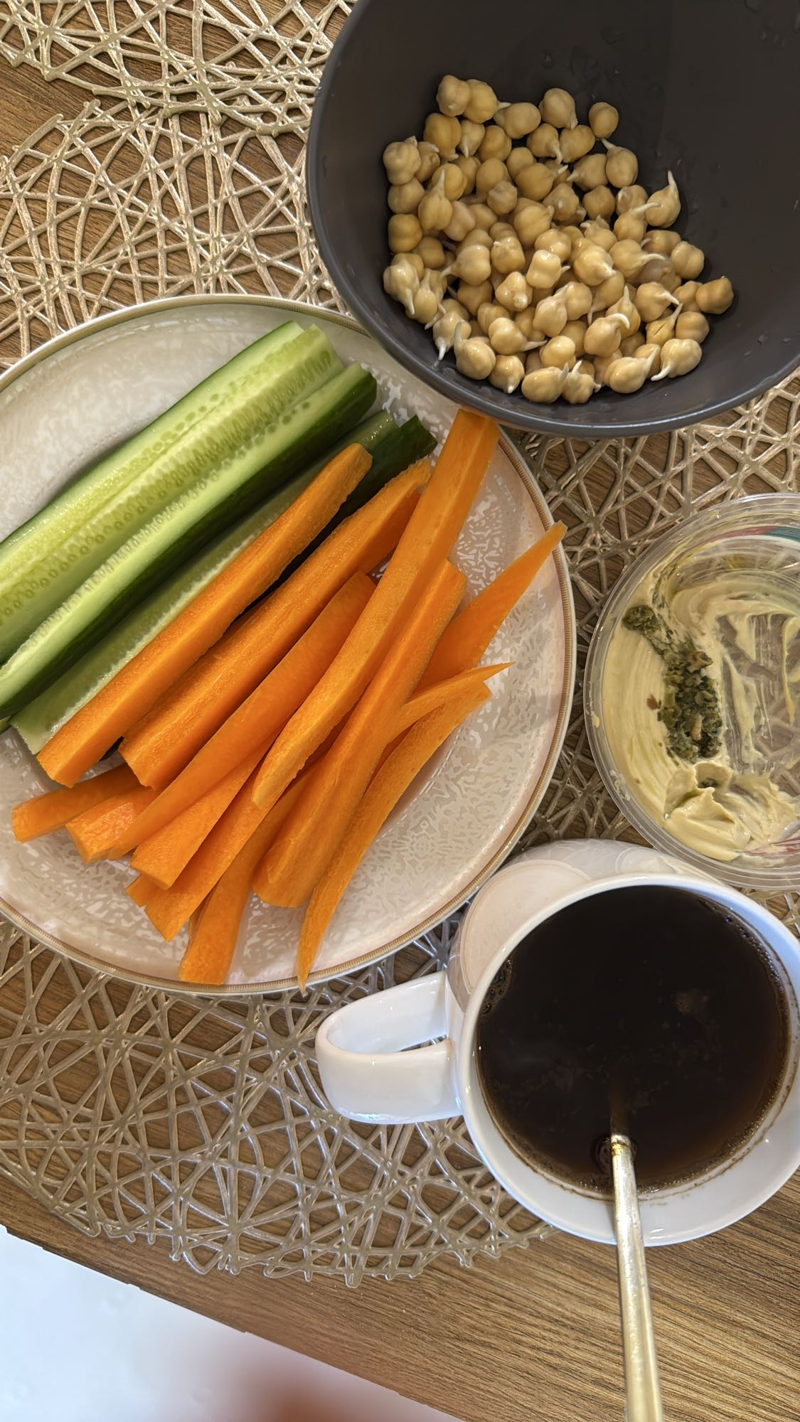 Овощи с хумусом и кофе