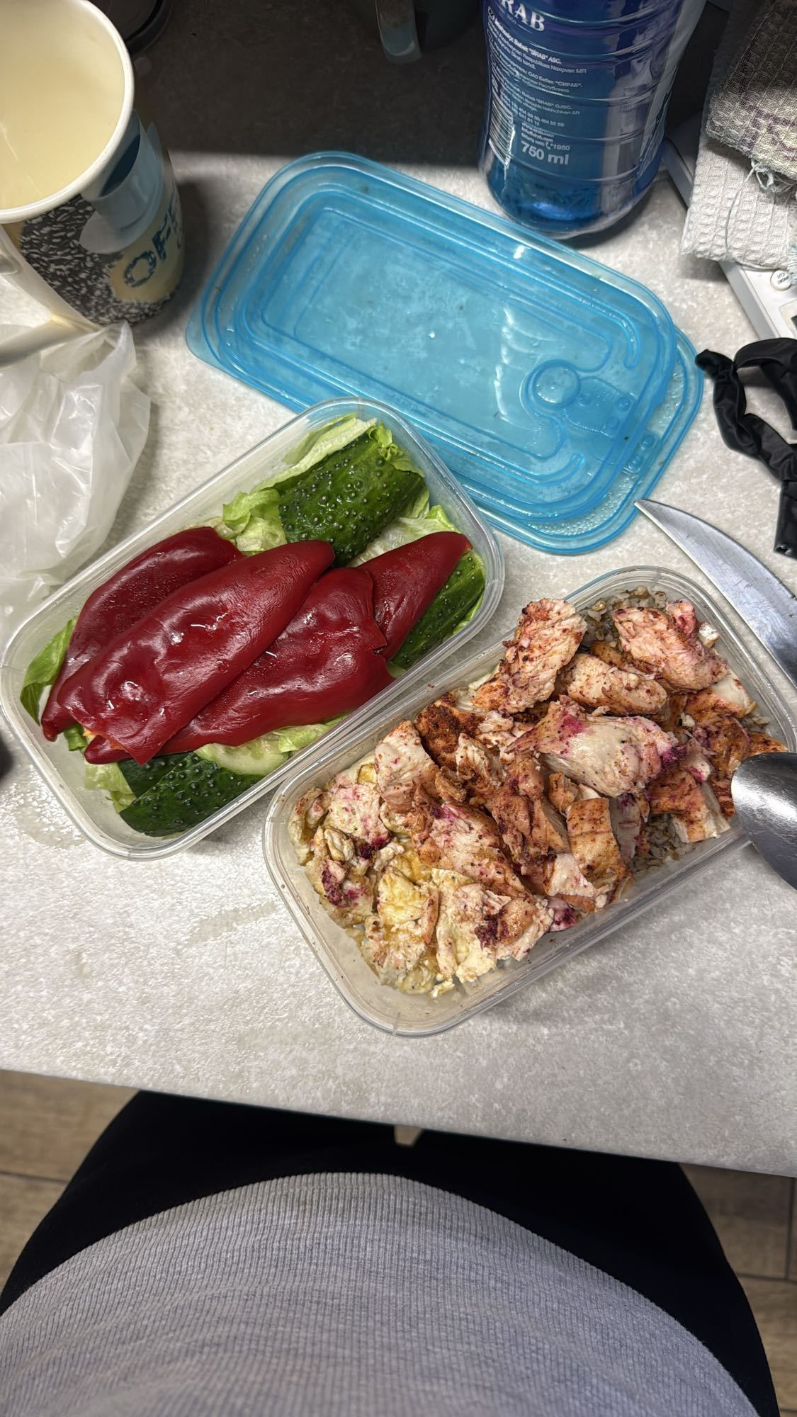 Tavuklu salata ve sebzeler