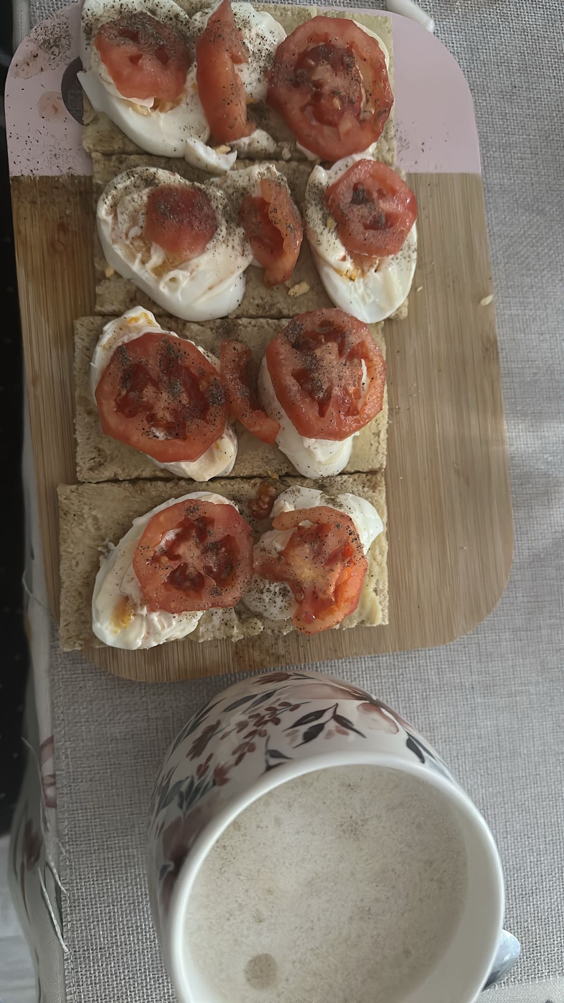 Kanapki z jajkiem i pomidorem