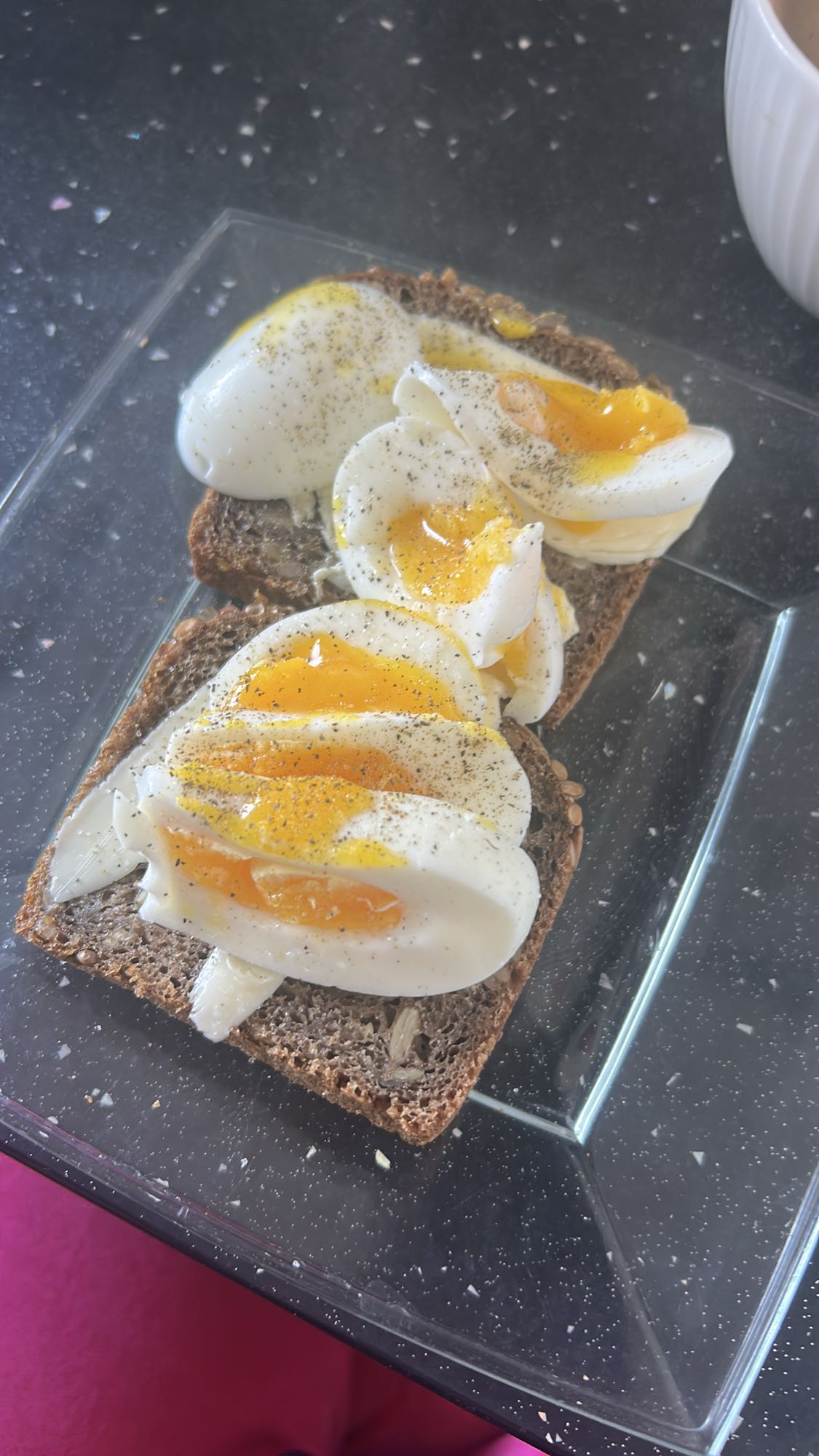 Jajka na chlebie żytnim