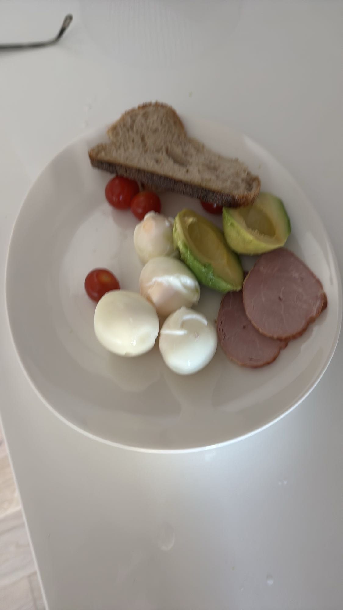 Śniadanie z jajkami i awokado