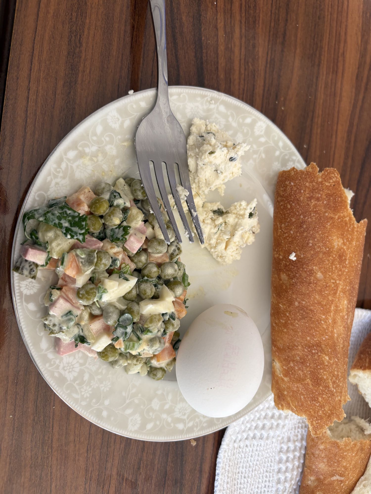 Салат Оливье с яйцом и хлебом