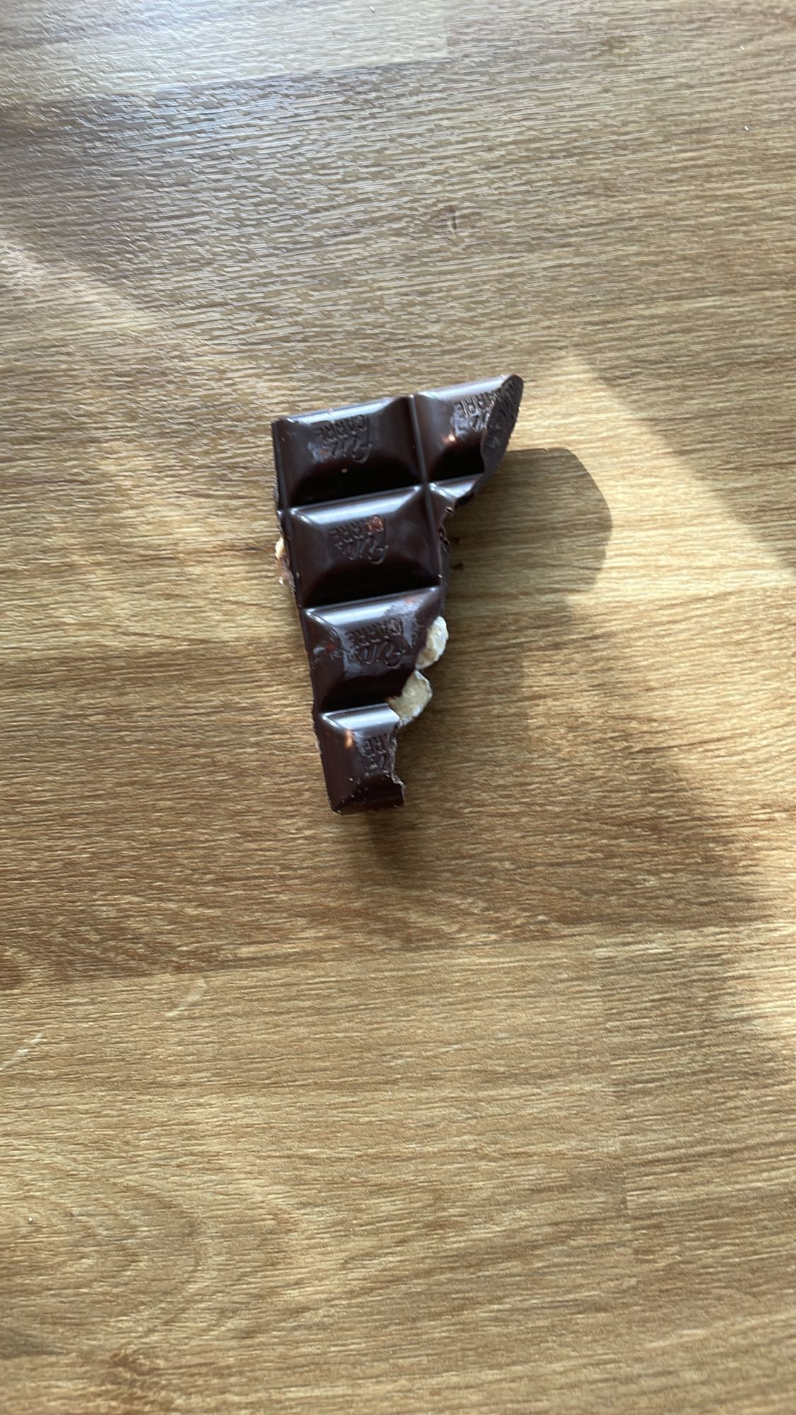 Czekolada gorzka z orzechami