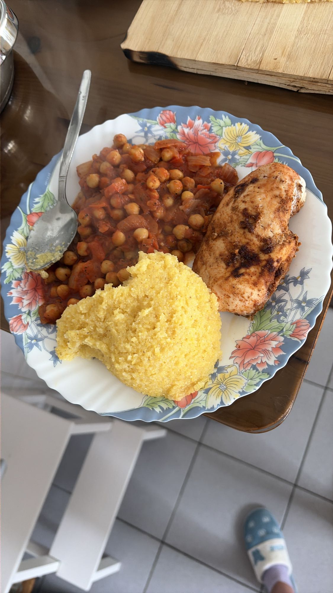 Piept de pui la cuptor cu mămăliguță și mâncărică de năut