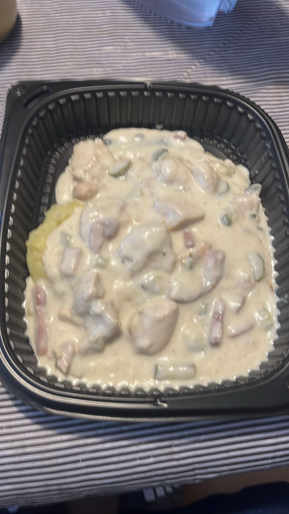 Пиле в сметанов сос