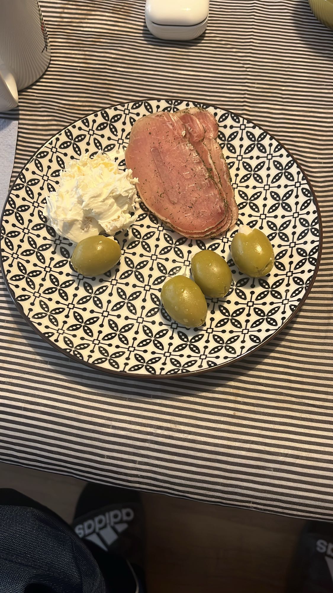 Пушено месо с маслини и крема сирене