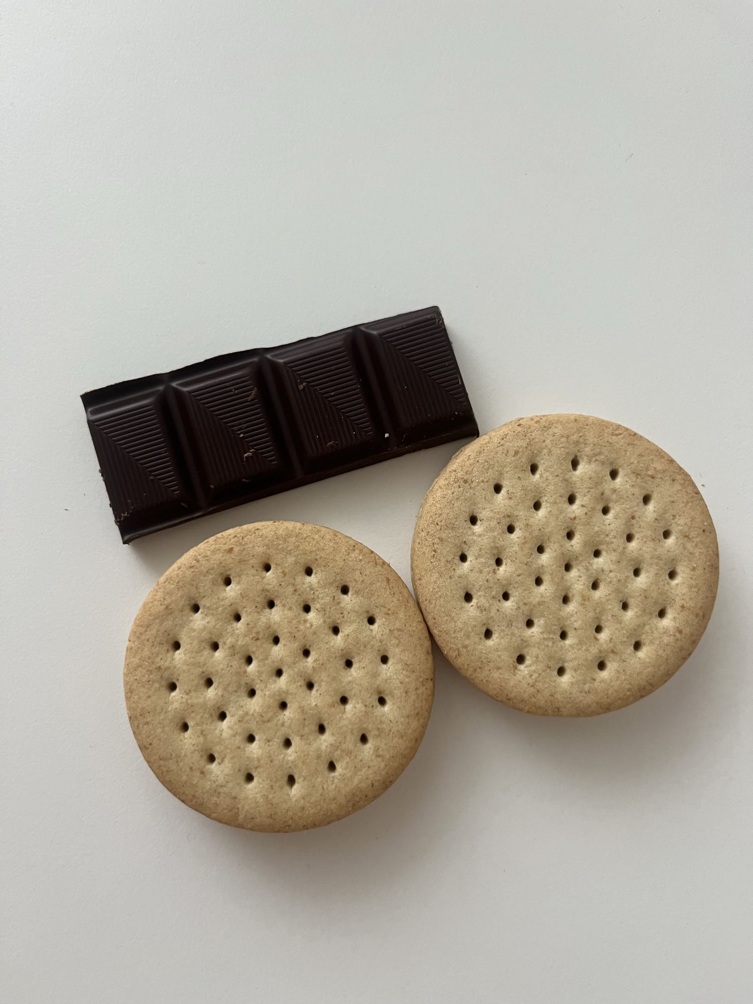 Çikolata ve bisküvi atıştırmalığı