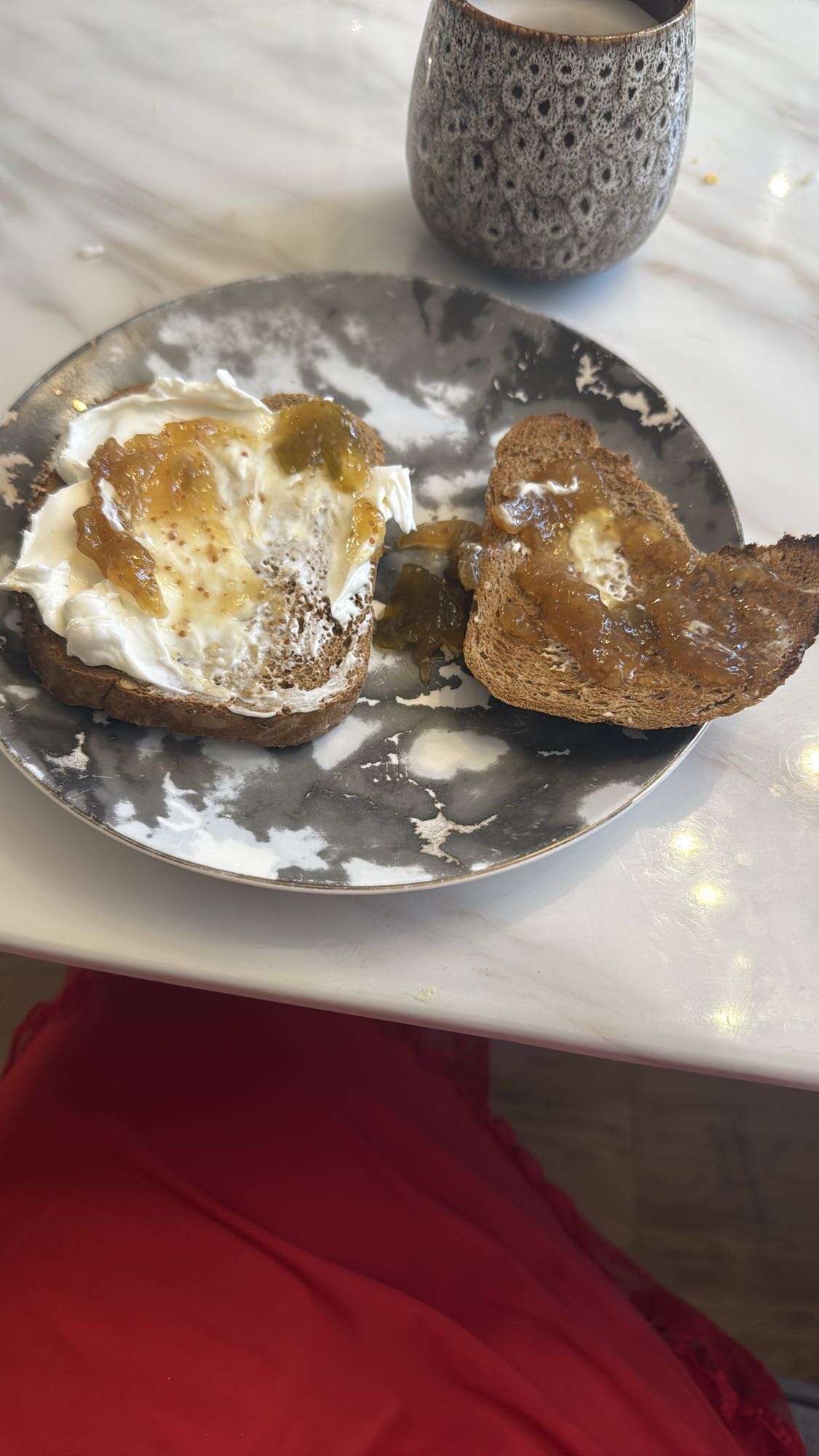 توست بالجبن والمربى