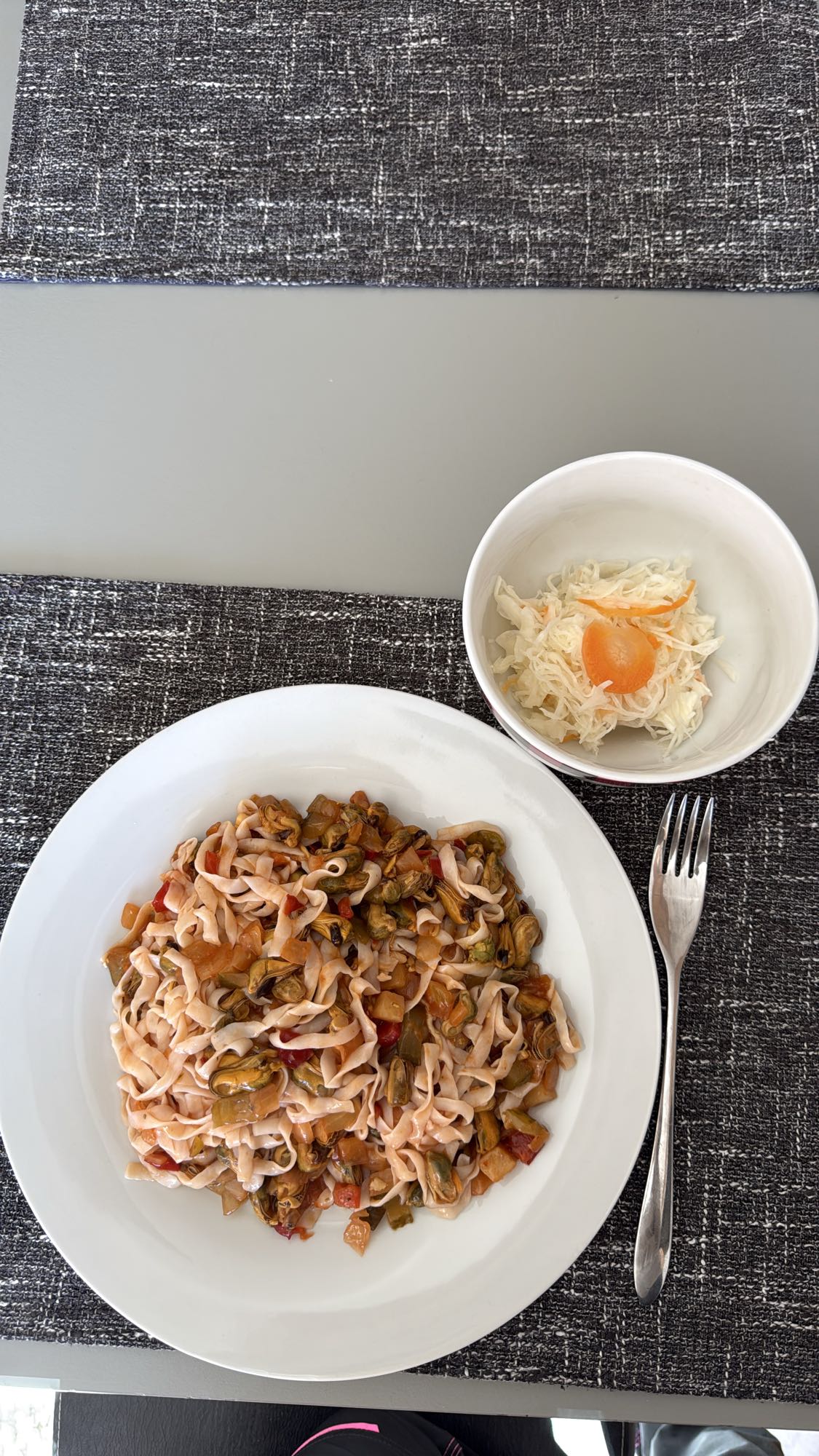 Tagliatelle cu midii și salată