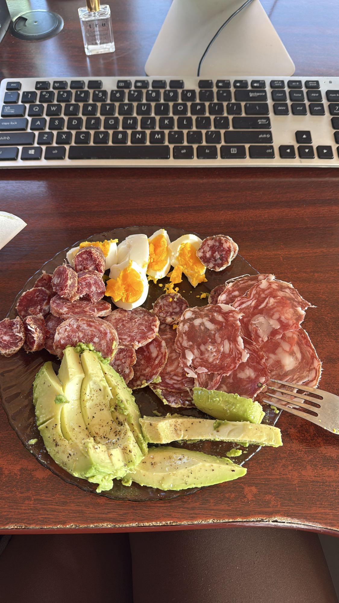 Mic dejun cu avocado și salam