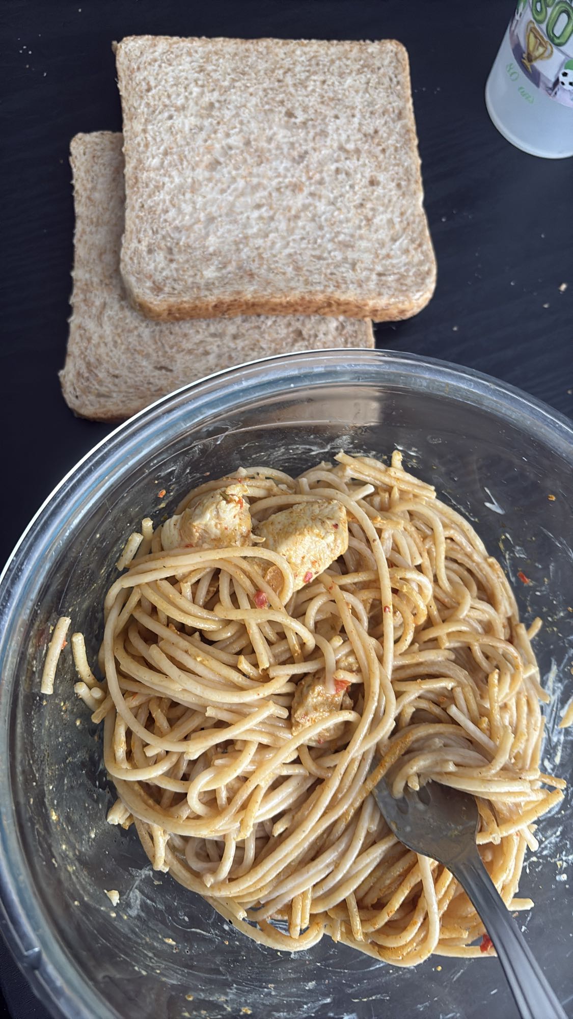 Pâtes au poulet et pain
