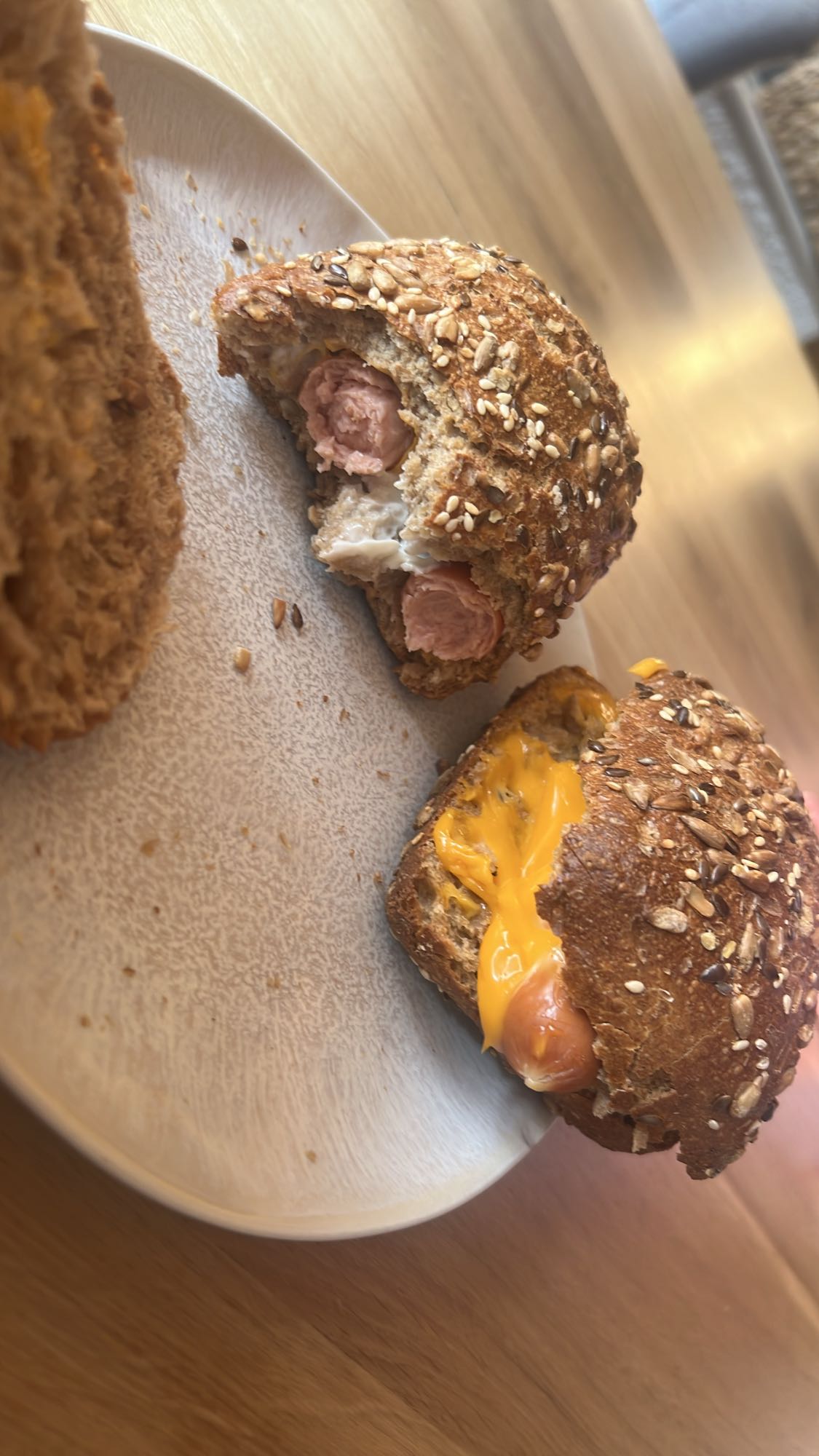 Würstchen-Käse-Brötchen