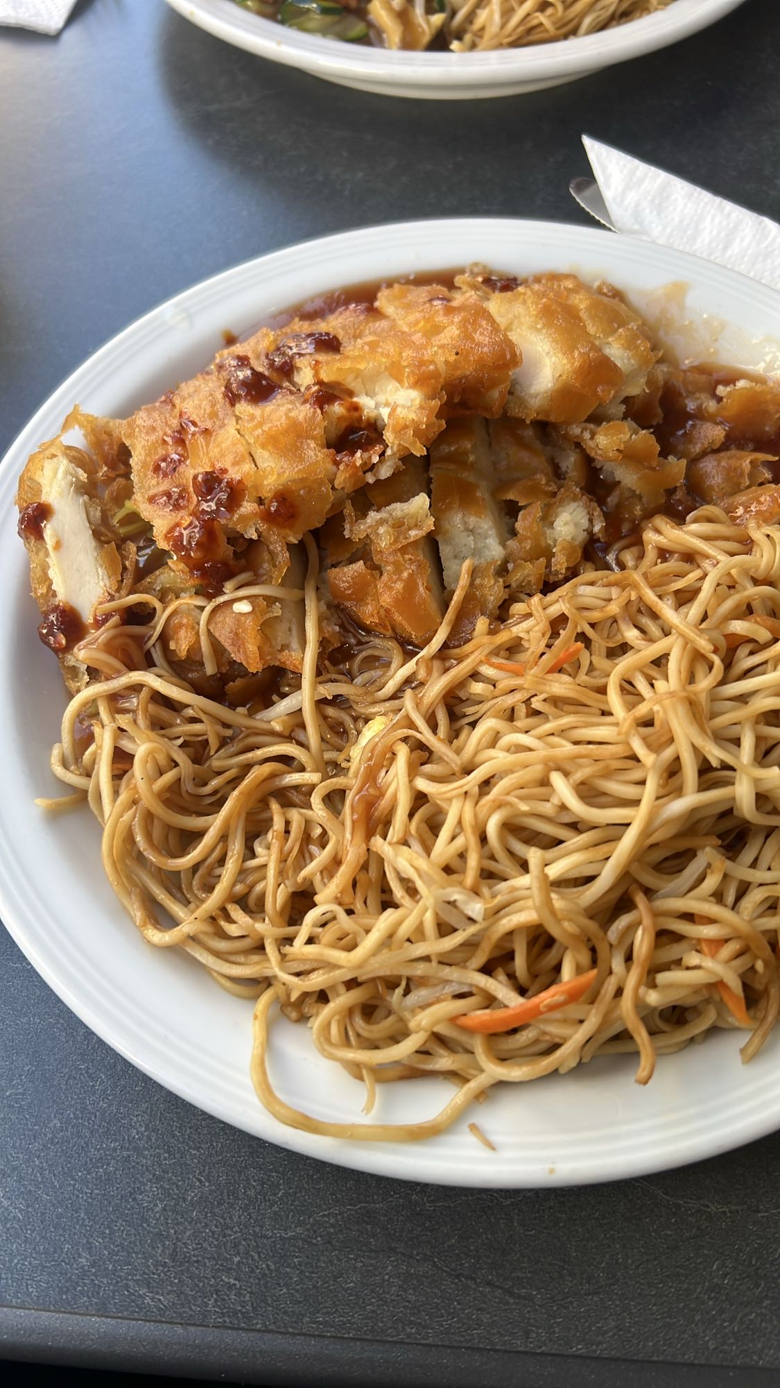 Gebratene Nudeln mit Hähnchen