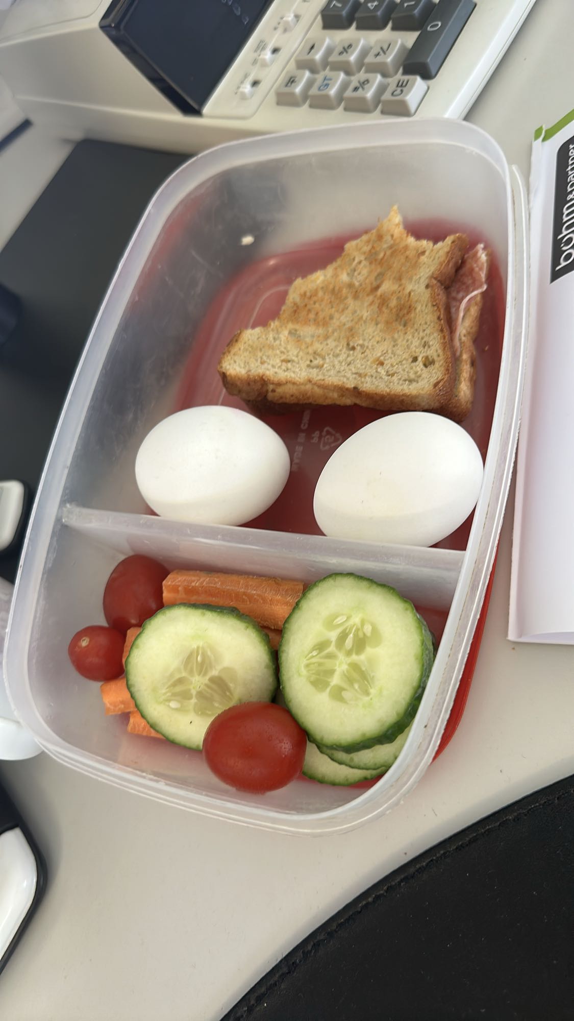 Lunchbox mit Ei und Sandwich