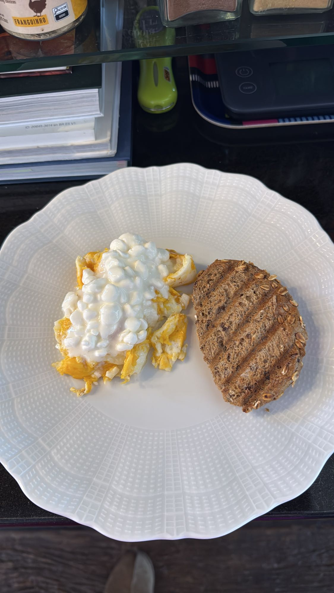 Ovos mexidos com cottage e pão