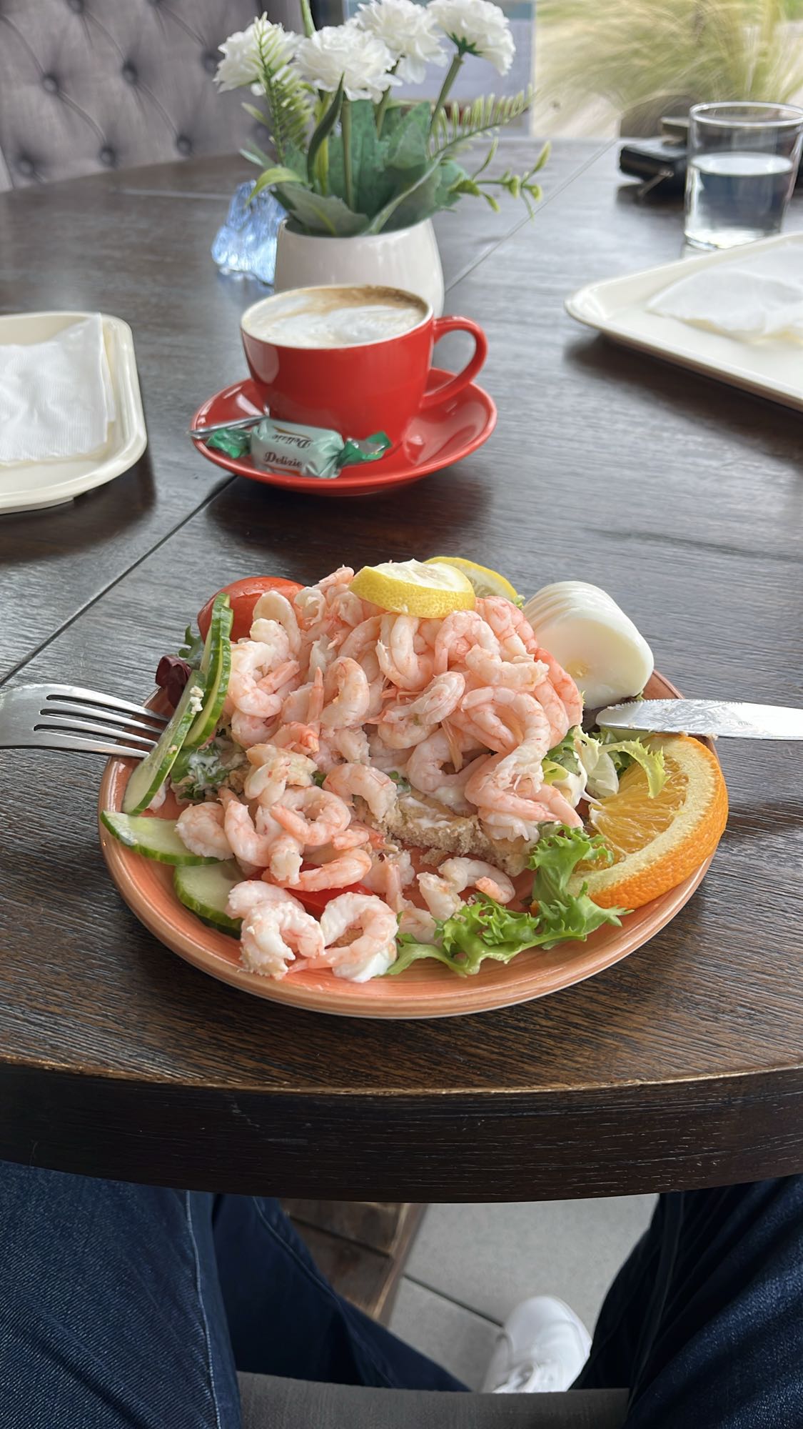 Räksmörgås med kaffe