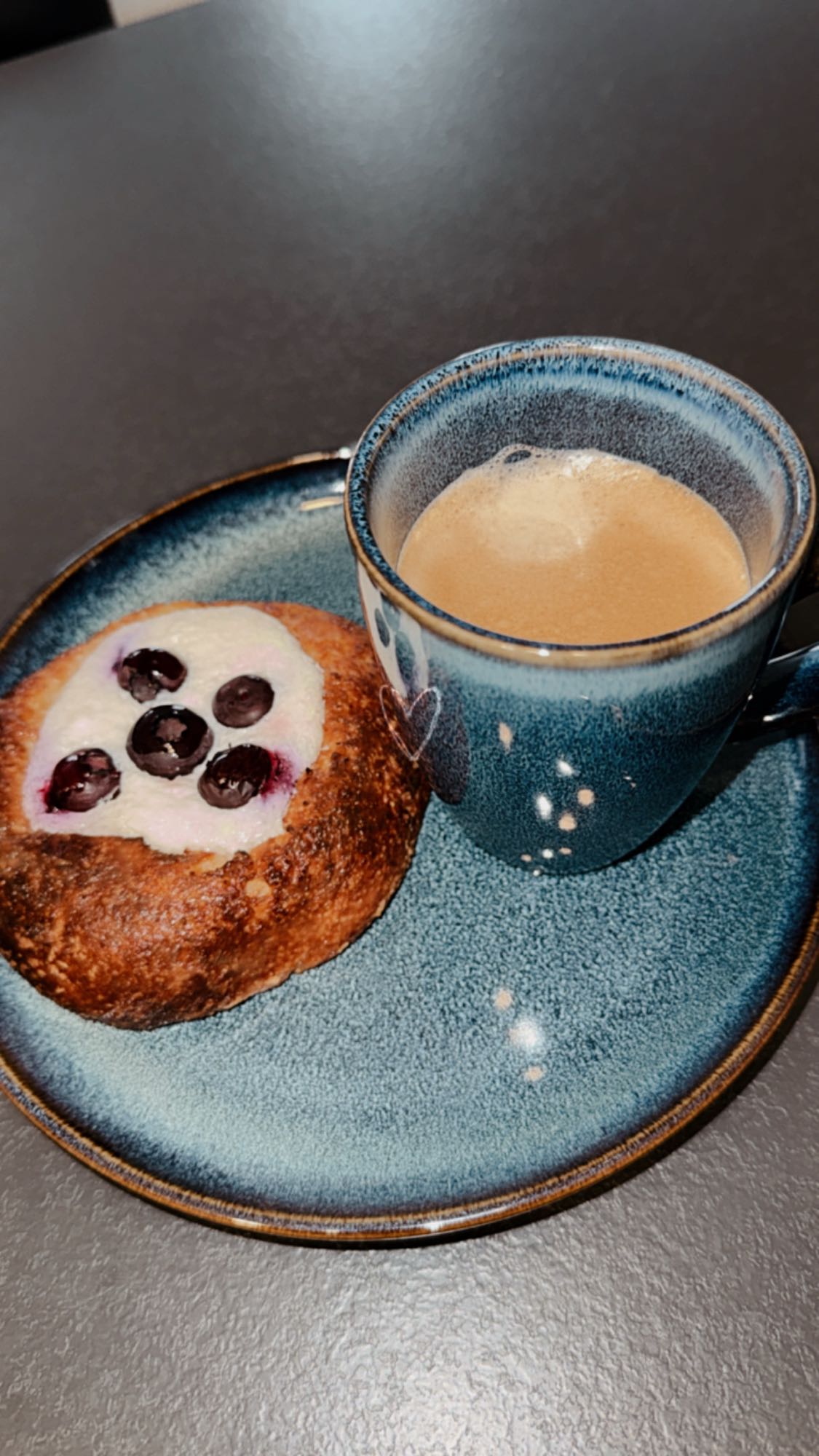 Café et brioche myrtilles