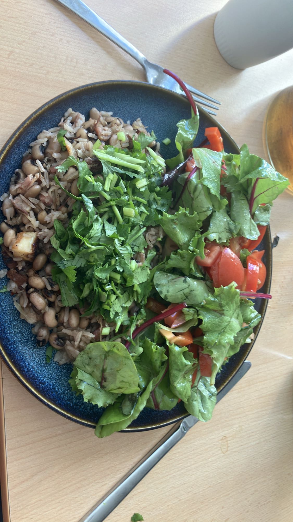 Arroz com feijão e salada