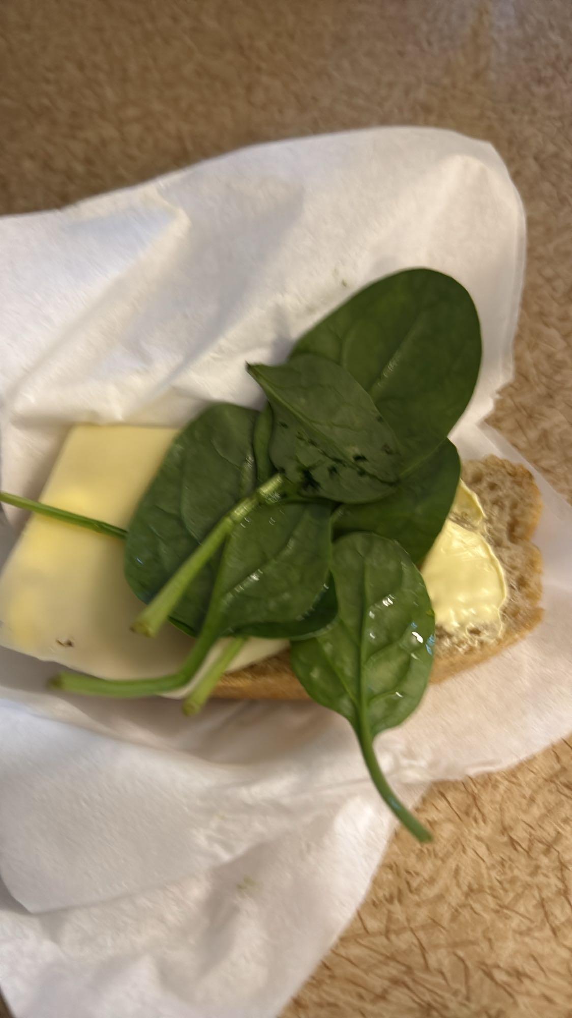 Ostsmörgås med spenat