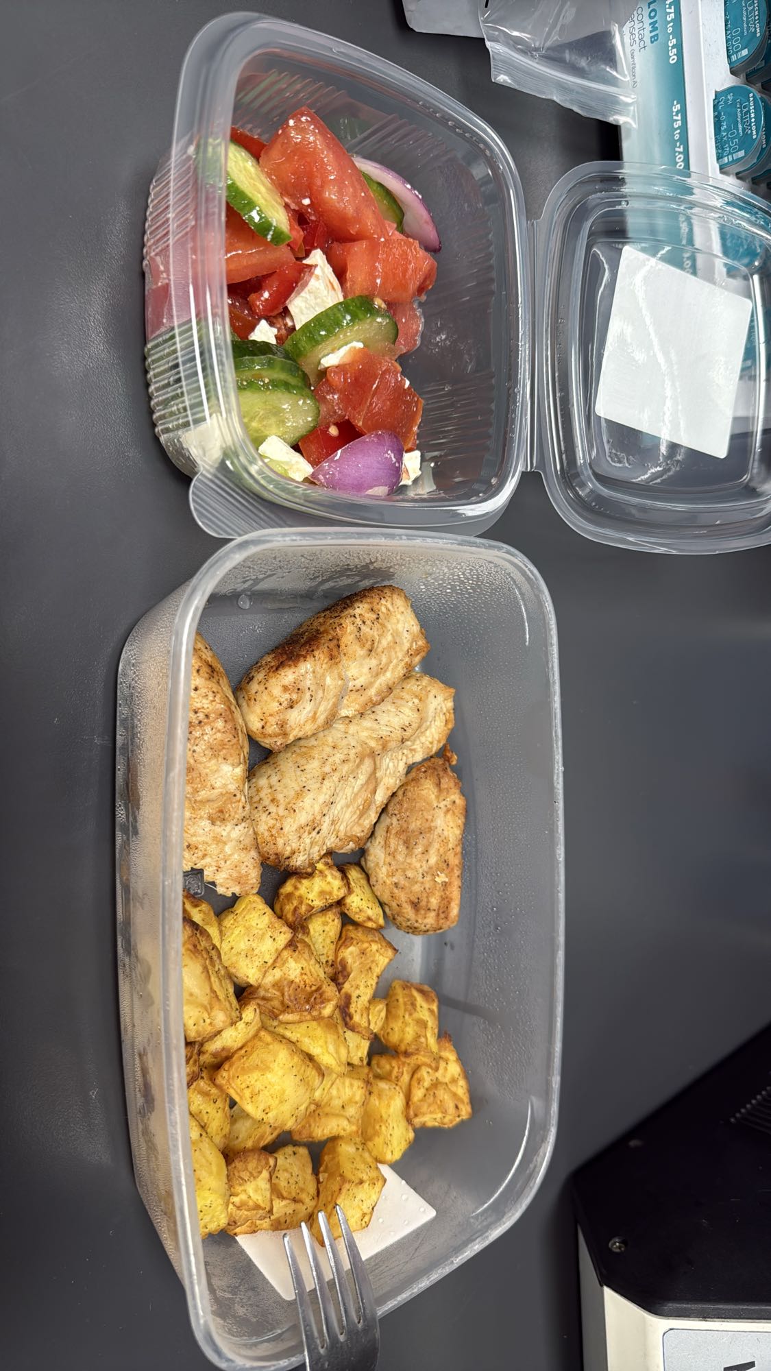 Pui cu cartofi și salată