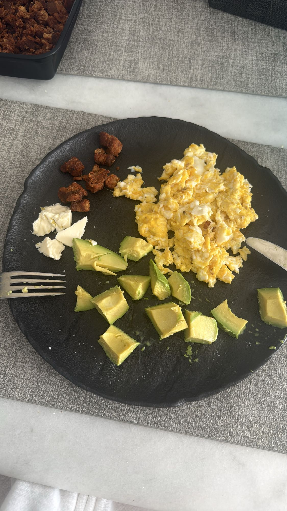 Desayuno con huevo y aguacate