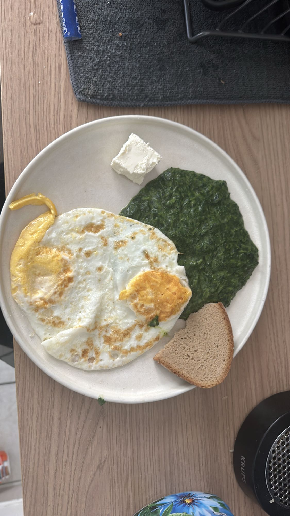 Ouă cu spanac și brânză