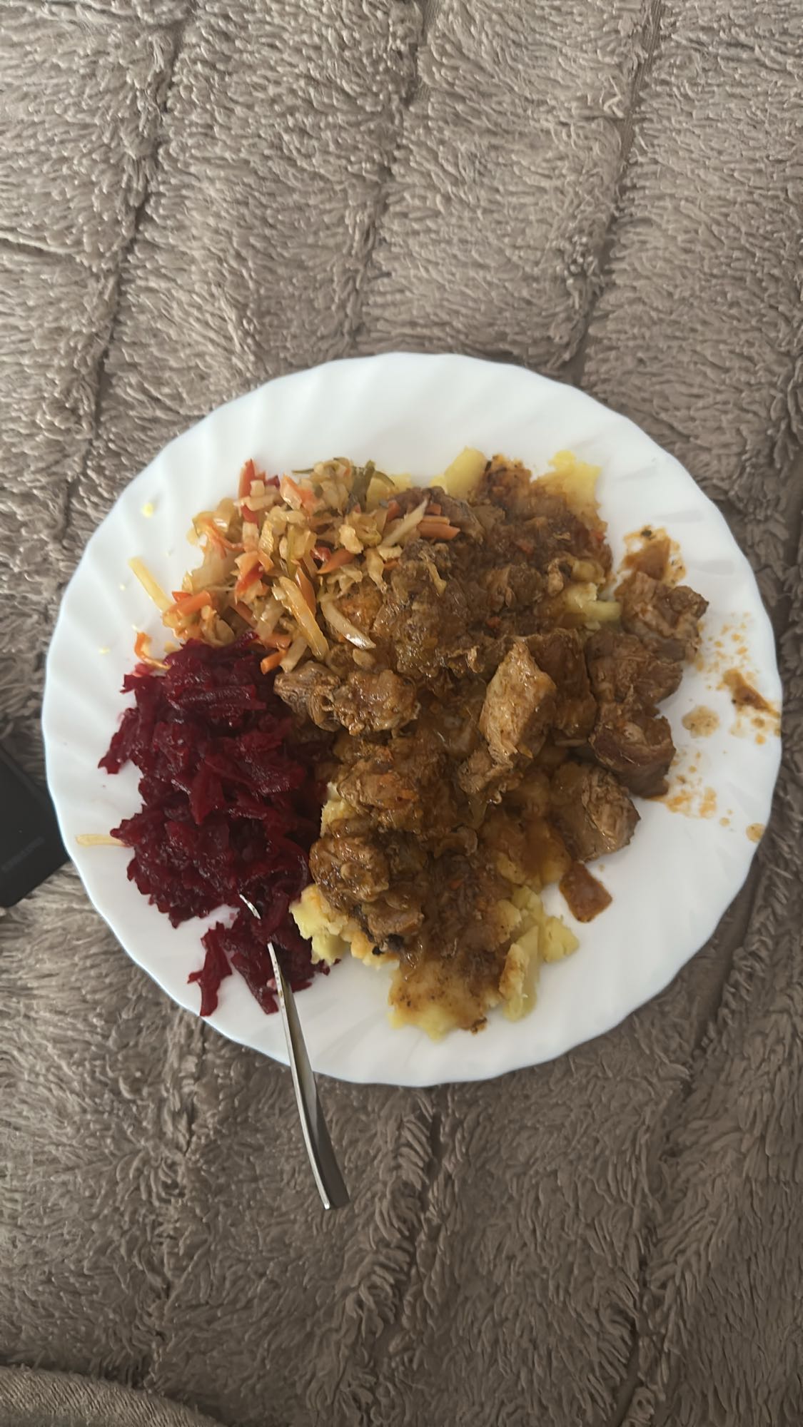 Gulasz z ziemniakami i surówką