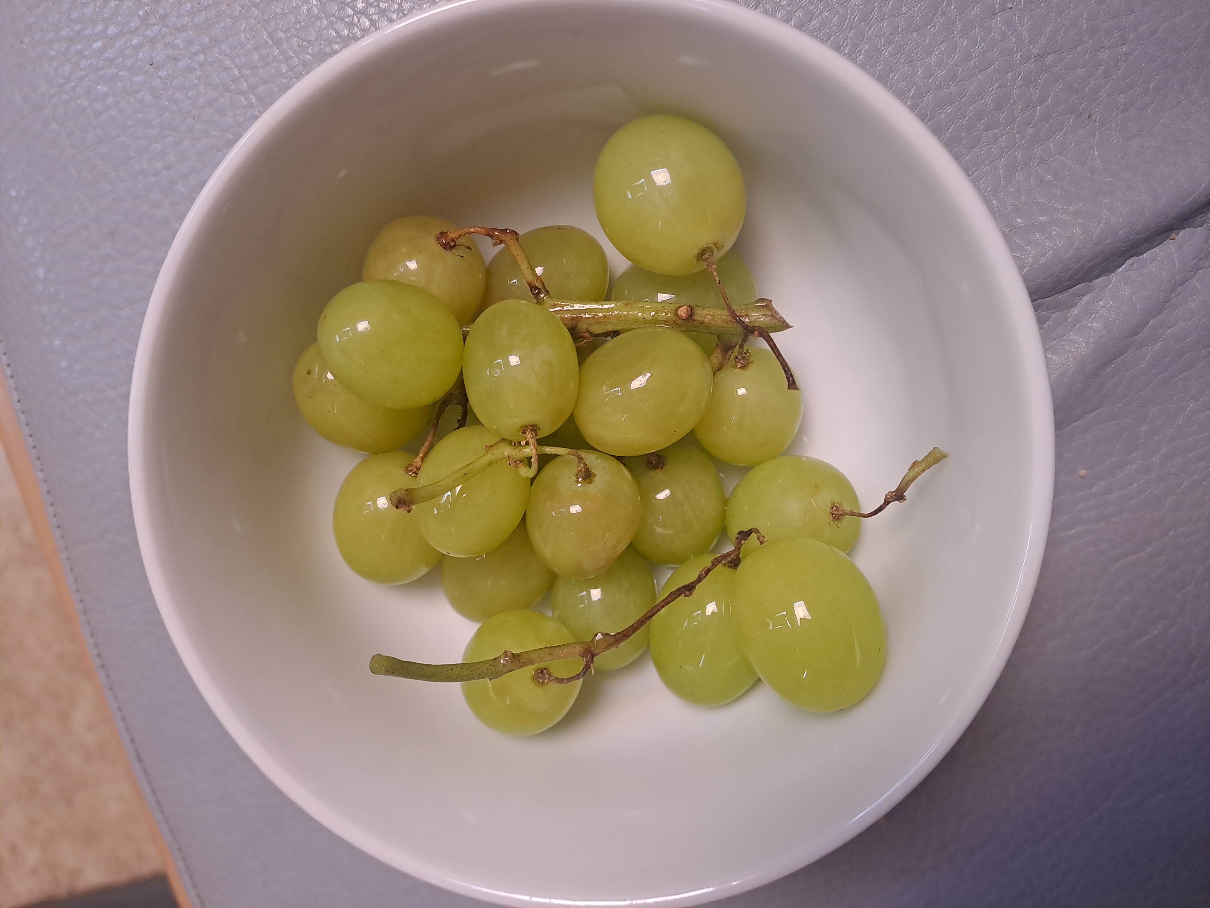 Uvas verdes frescas