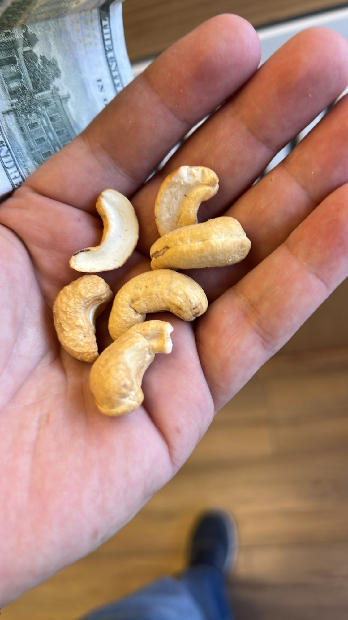 Handful of Cashews (6 pieces)
