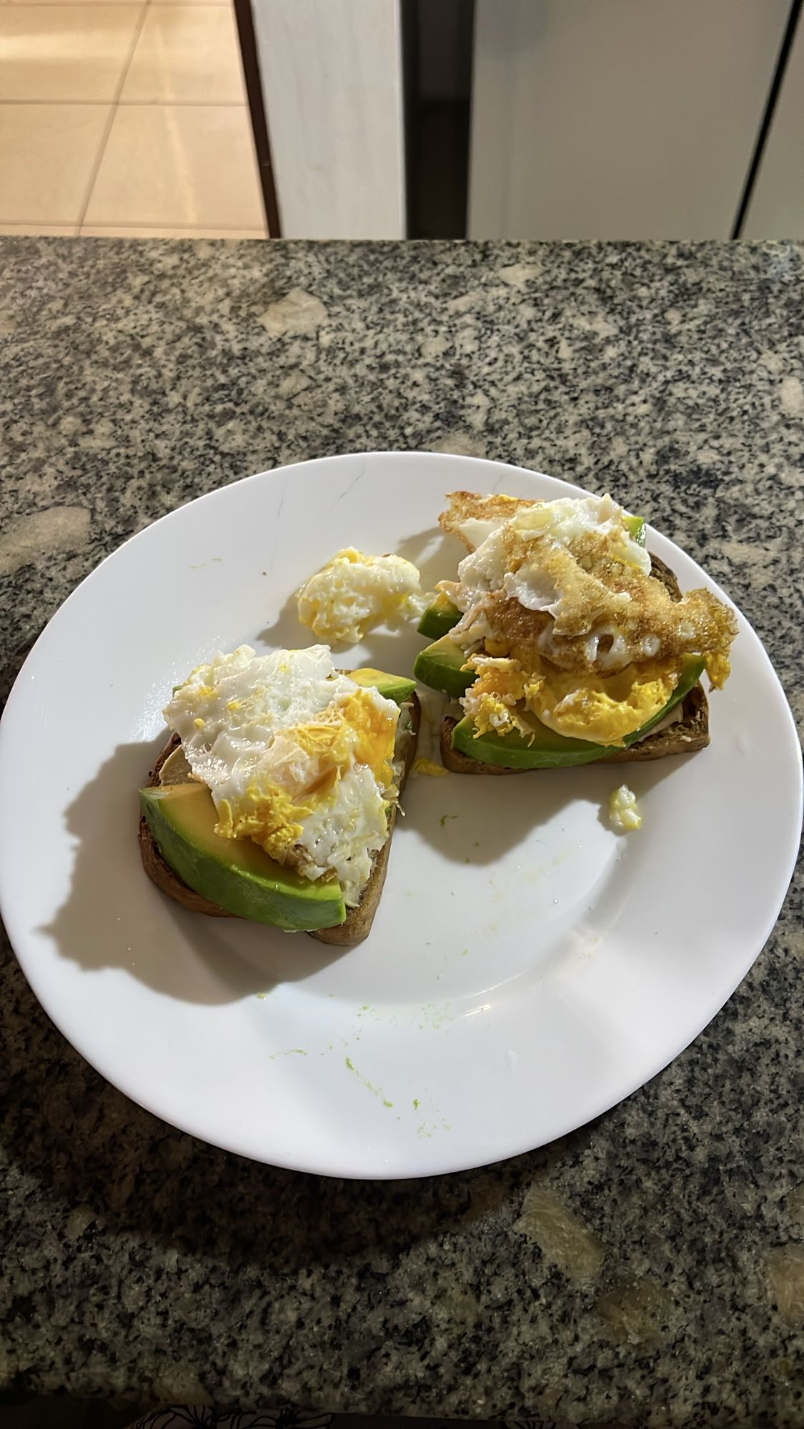 Tostadas con huevo y aguacate