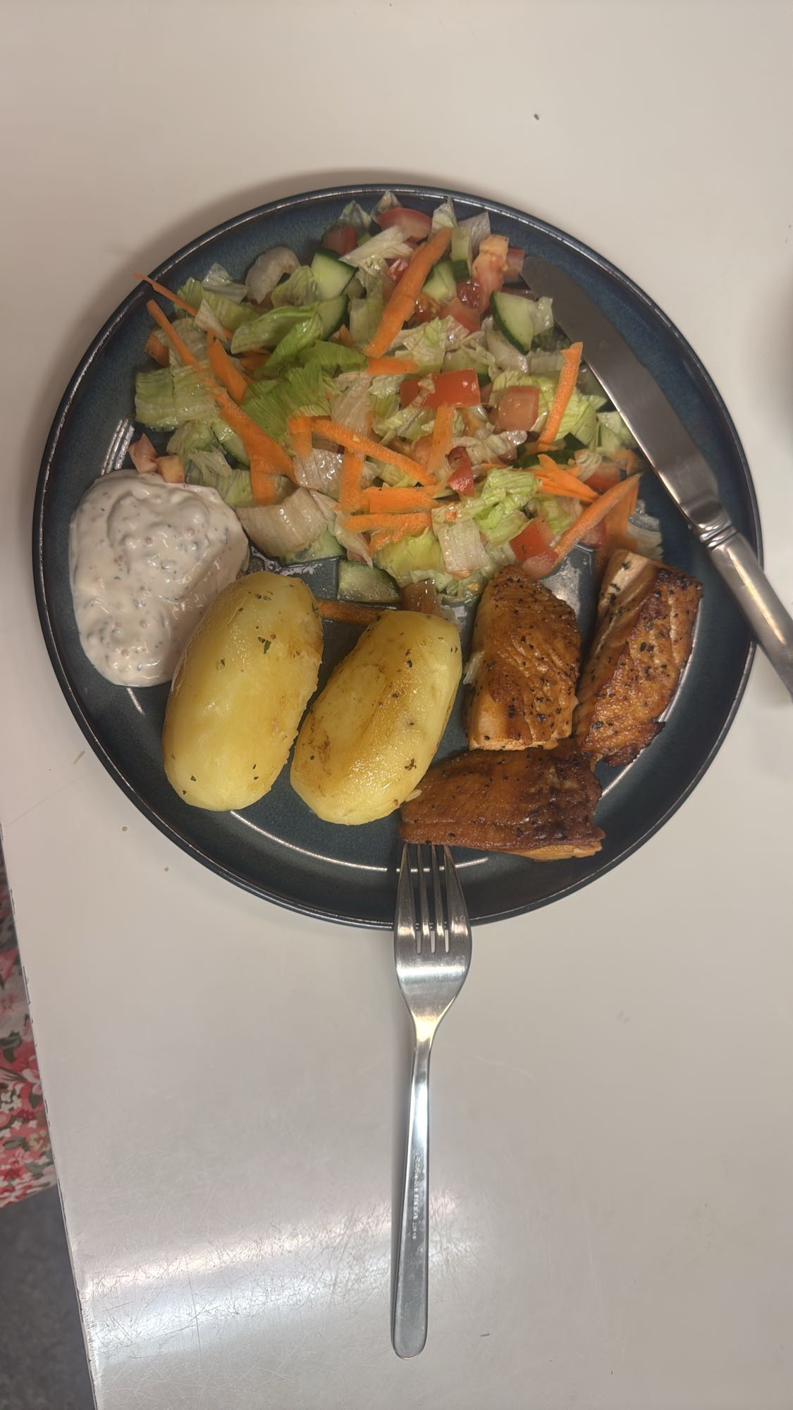 Lax med potatis och sallad