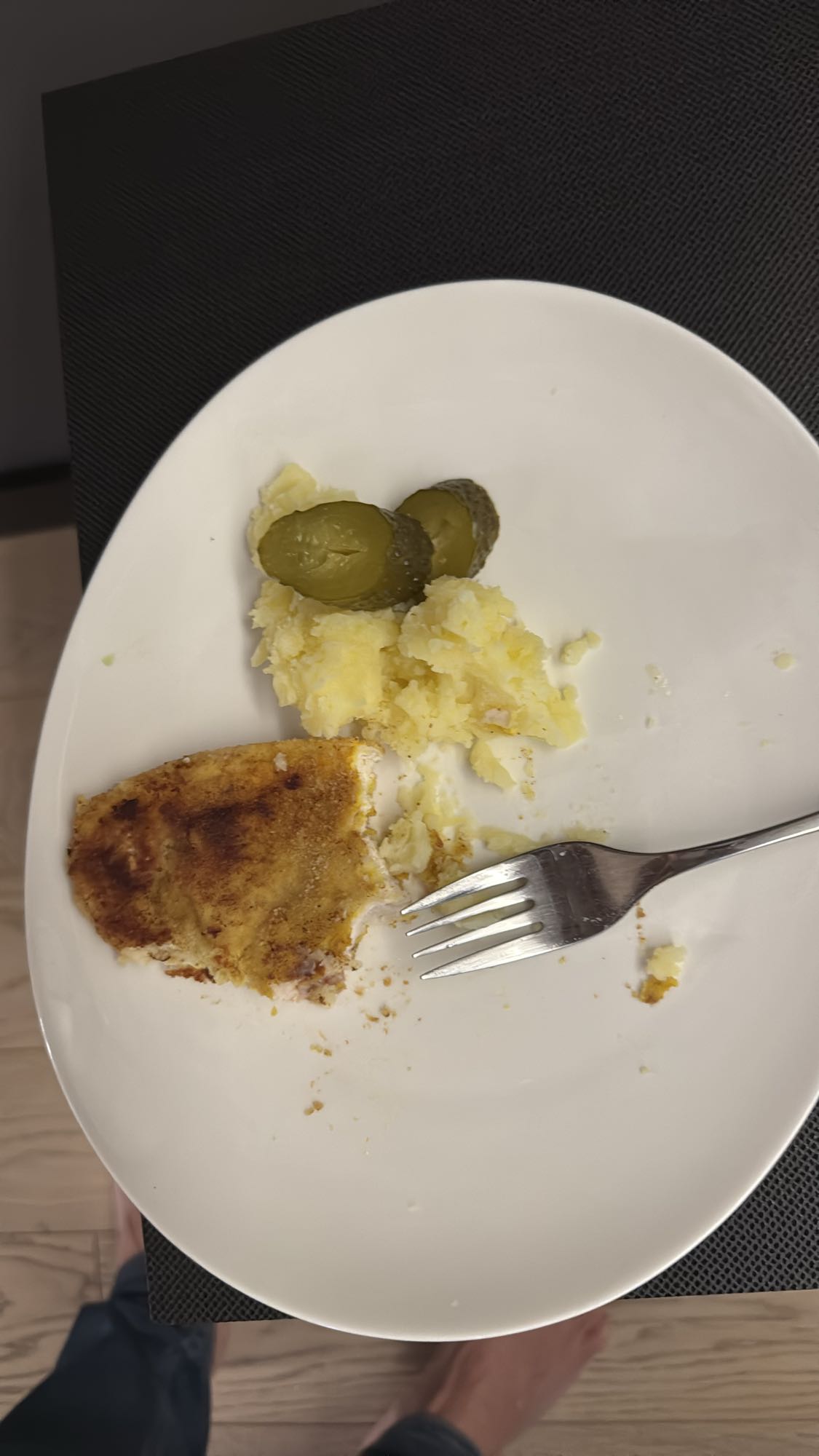 Kotlet, ziemniaki, ogórek