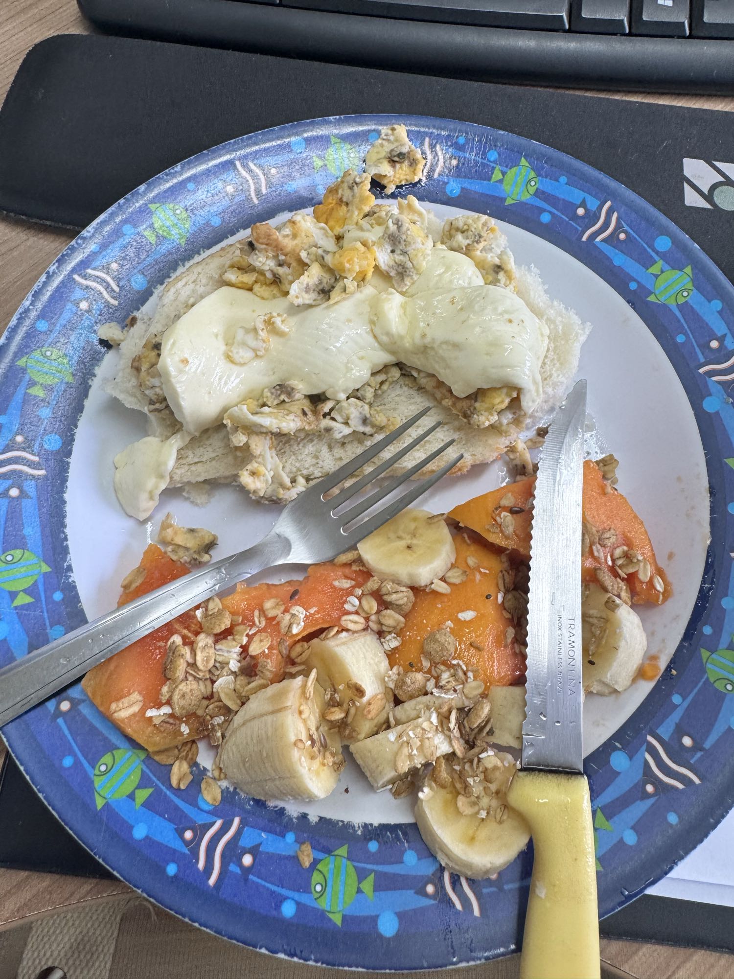 Pão com ovos e frutas