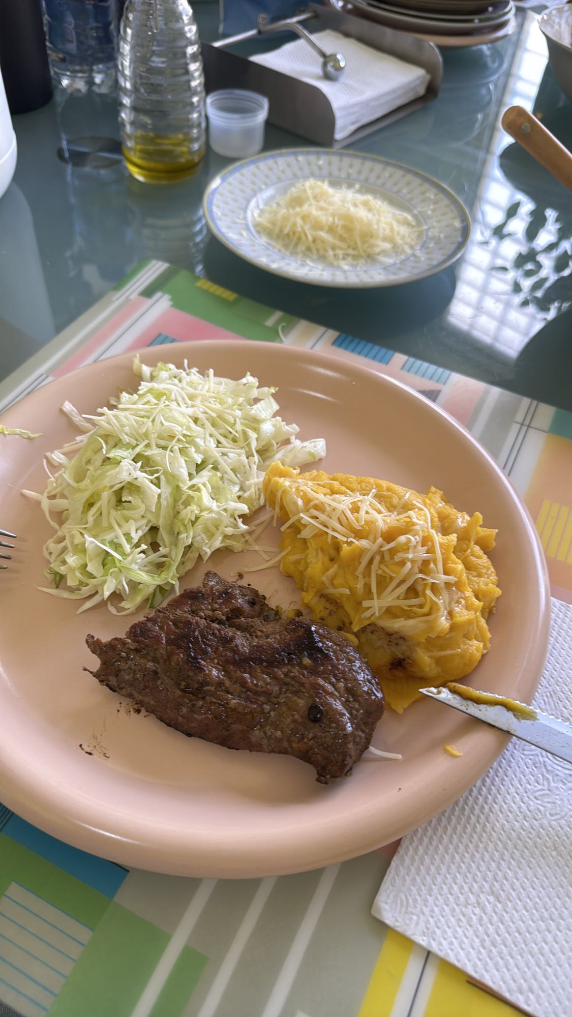 Carne con ensalada y puré