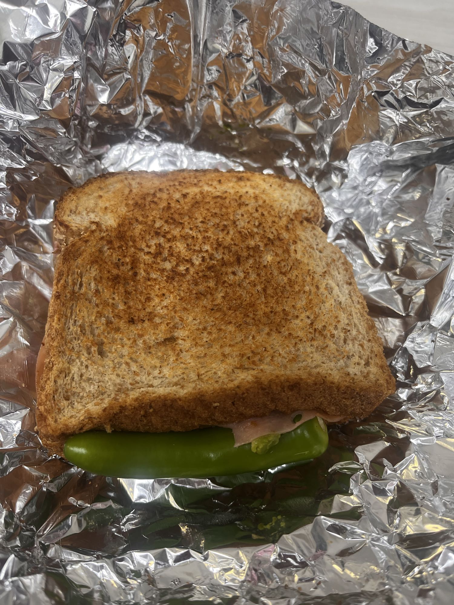 Sándwich con jamón y chile